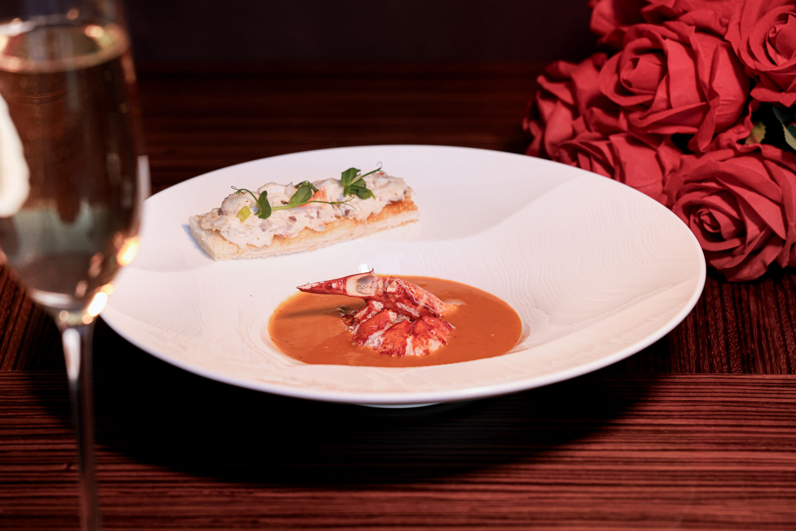 法式龍蝦忌廉湯配蟹肉多士。