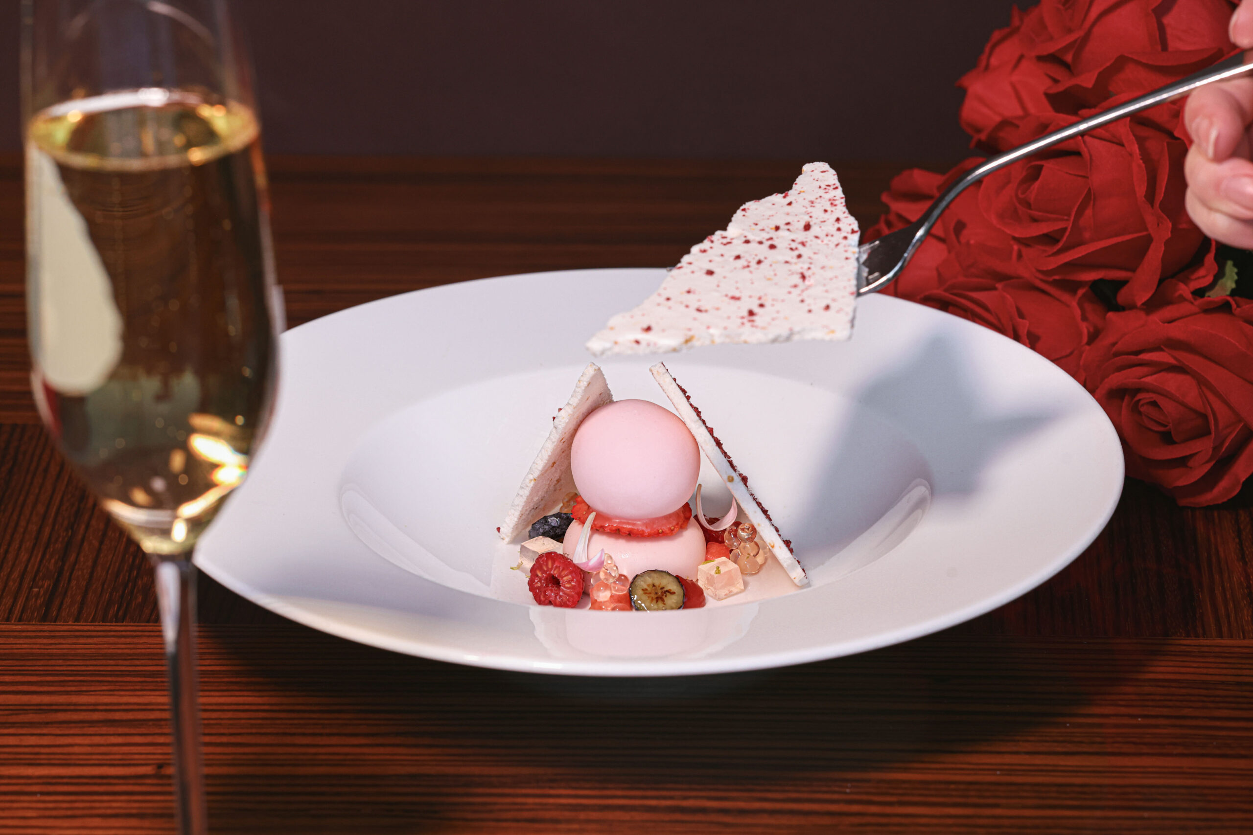 紅莓乳酪配香檳雪葩。