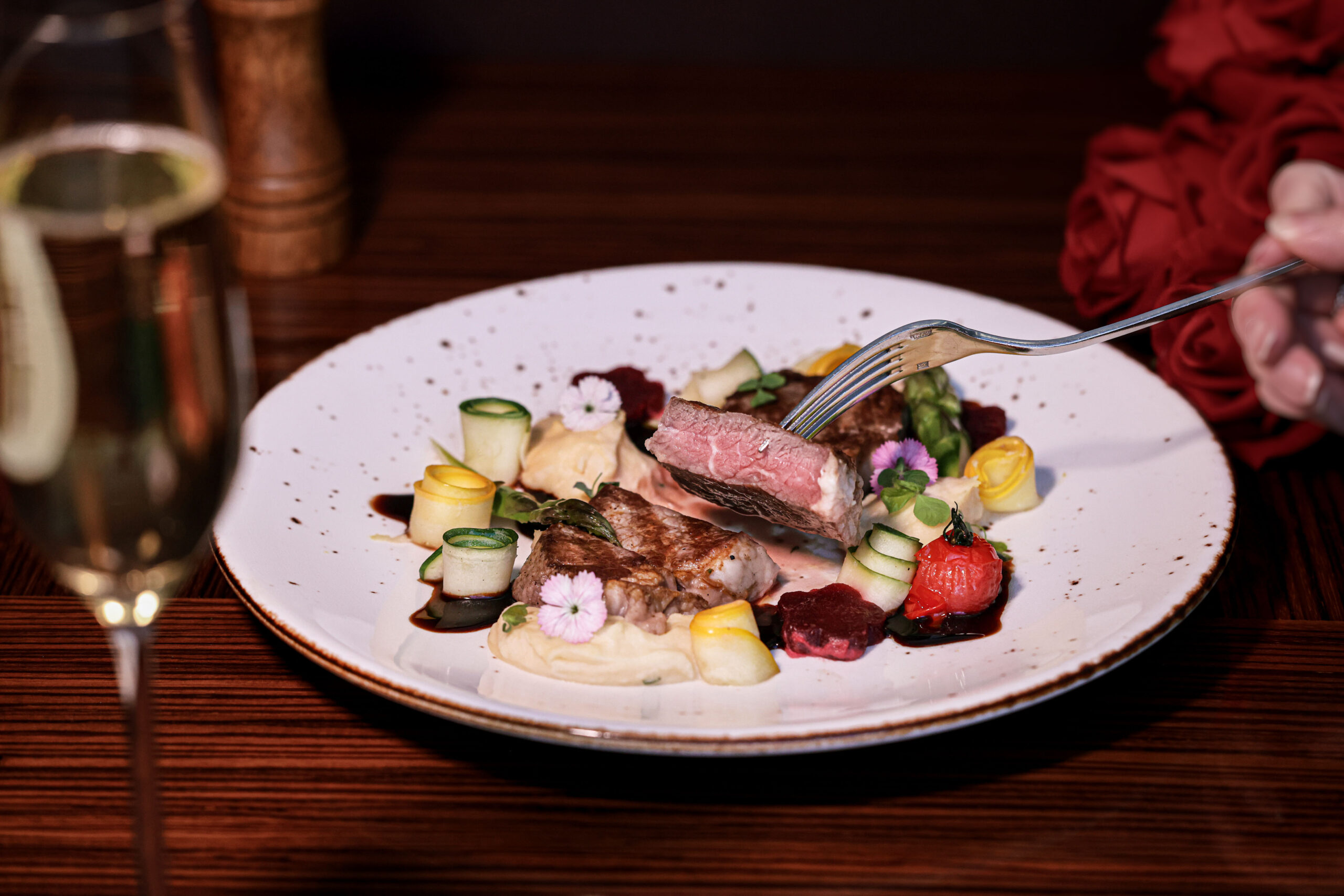 澳洲M5和牛西冷配香草百里香燒汁。