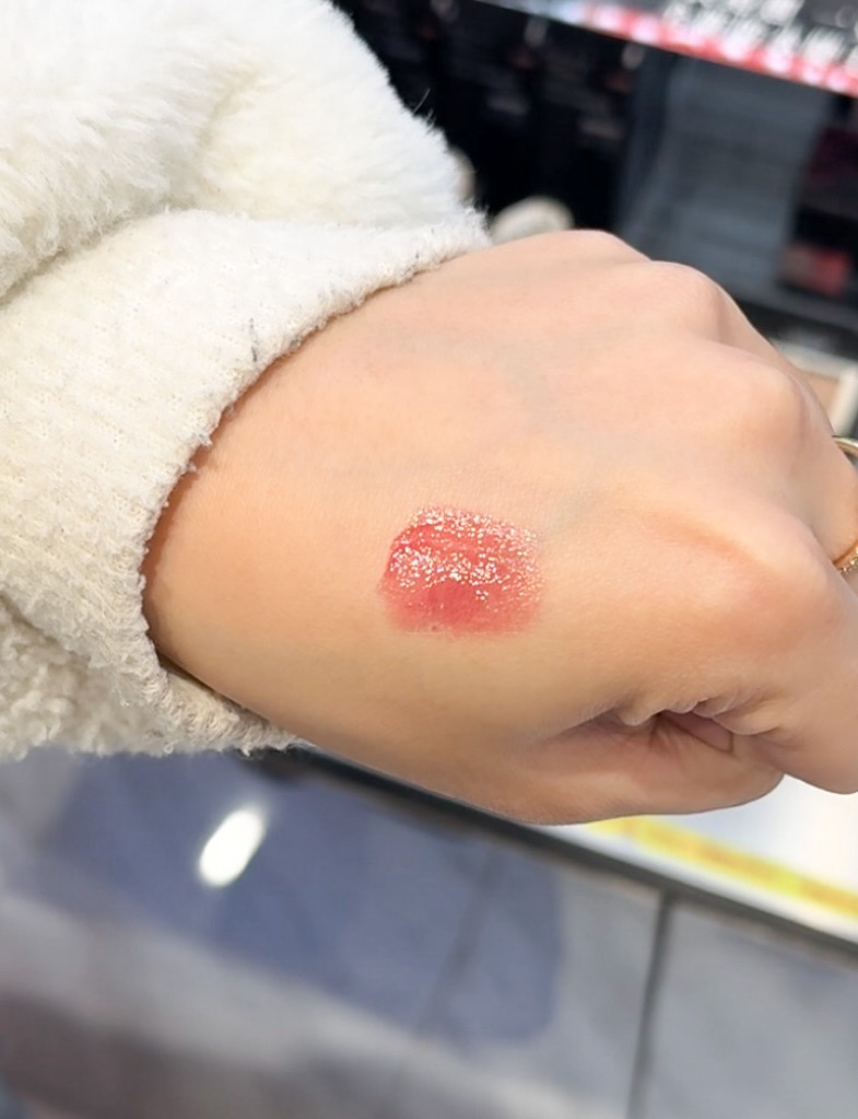 唇膏質地水潤不黏笠,非常適合乾唇的朋友。