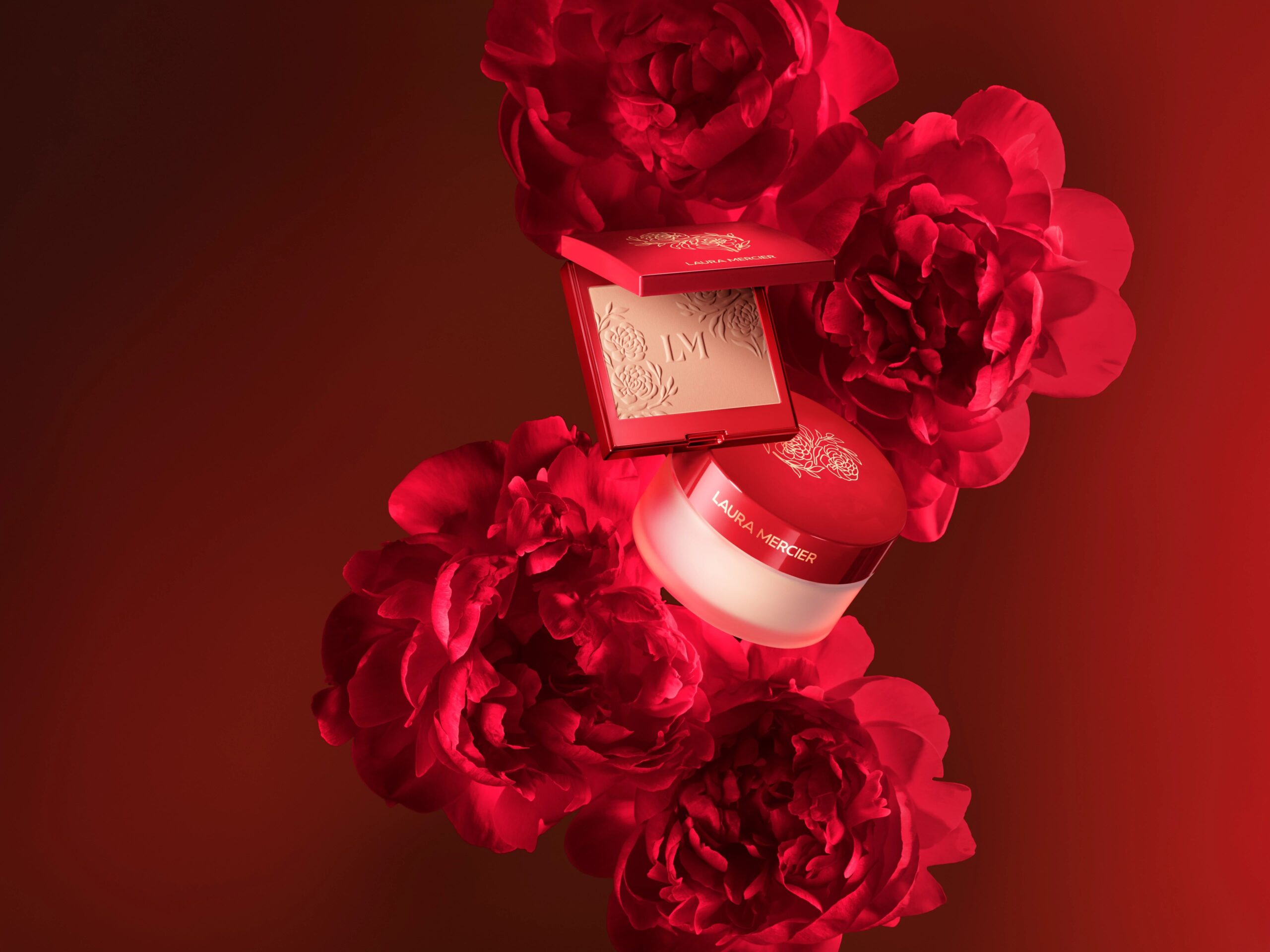 Laura Mercier浪漫呈獻「Lucky in Love 2025限量佳節系列」。