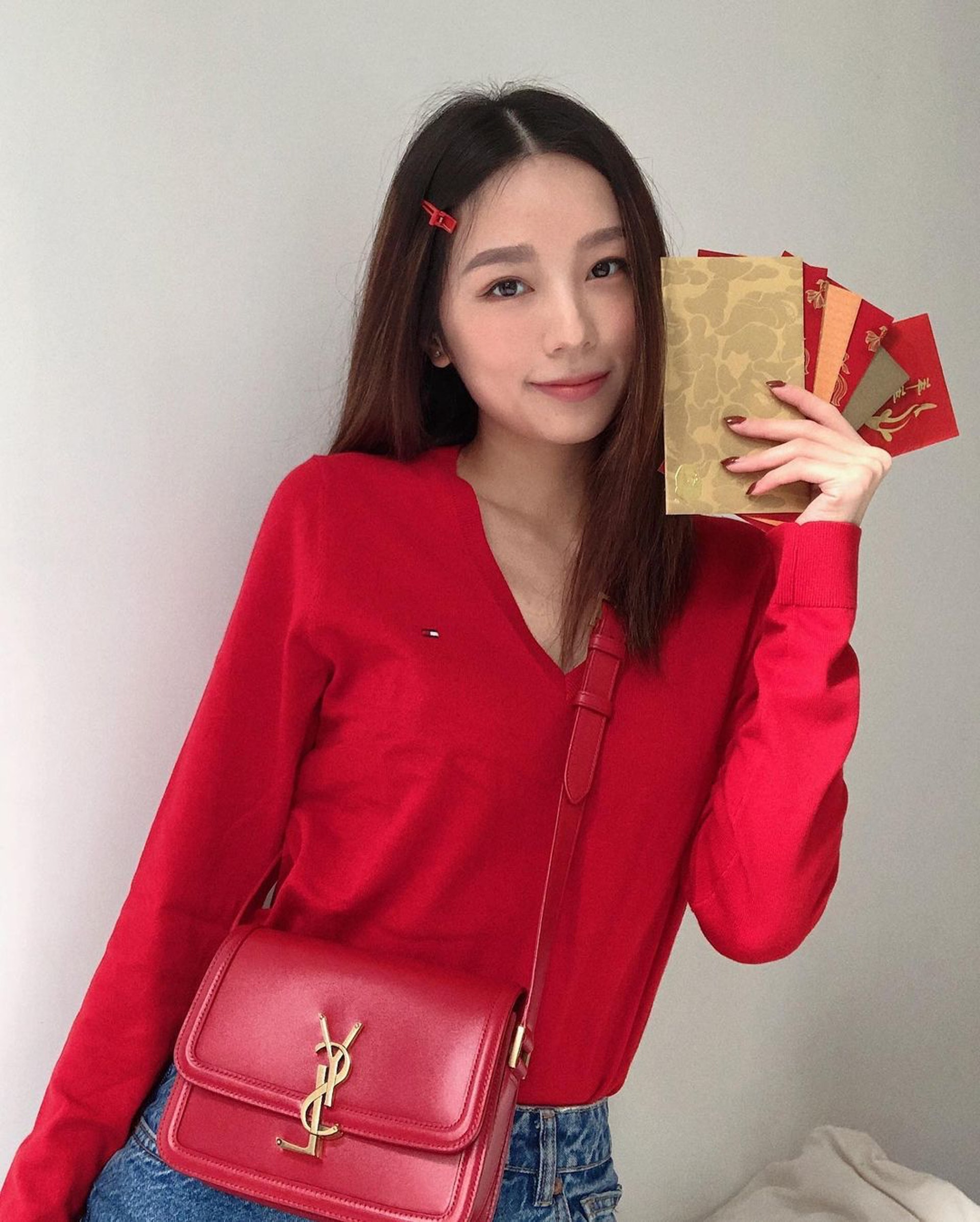 後輩會向長輩、已婚朋友送上新年祝福語，對方則會以紅包回贈，寓意雙方在新的一年裡都能好運連連。