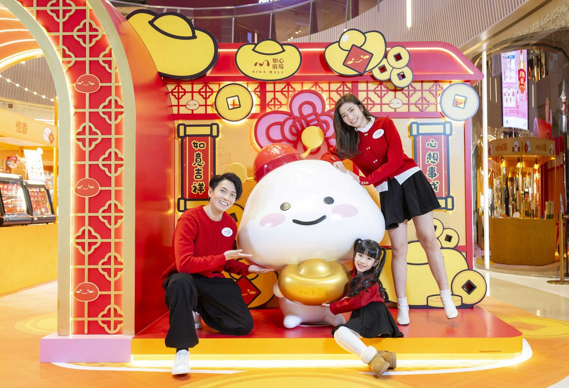 當中有頭戴財神帽的3D乖巧寶寶捧著巨型「如心金元寶」