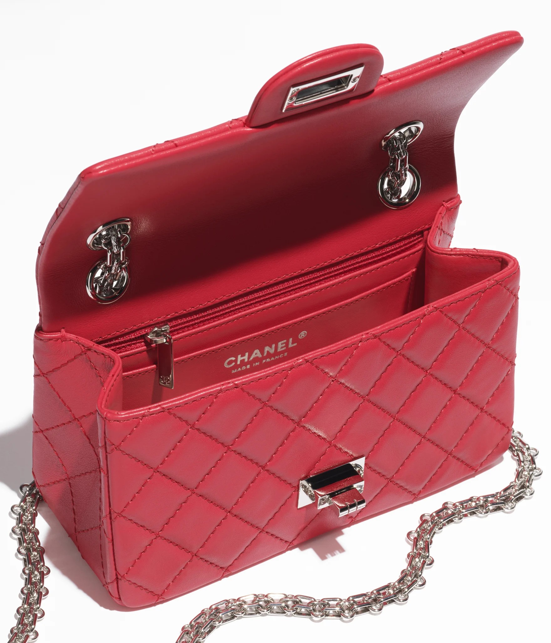 雖然手袋迷你小巧,但絕對能收納隨身攜帶用品。