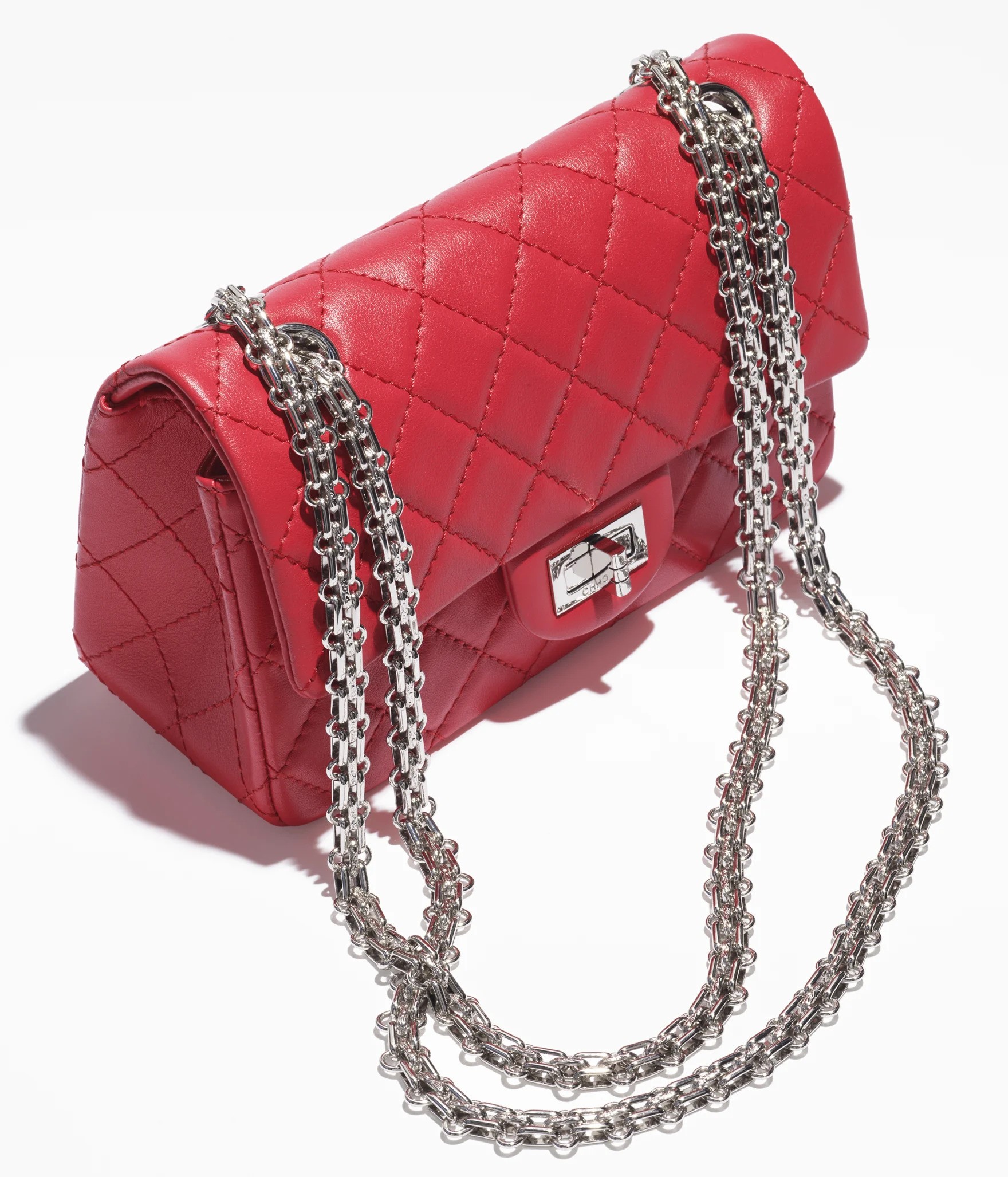 2024/25早春度假系列時裝騷時推出了紅色迷你手袋。