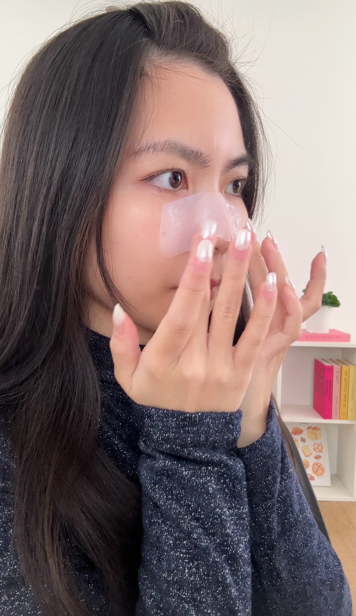 再貼上STEP2收毛孔鼻貼就完成。
