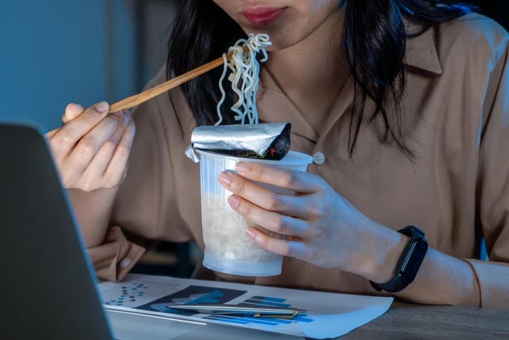 你寧願食公仔麵也不想花時間準備健康有益的食物慰勞自己。