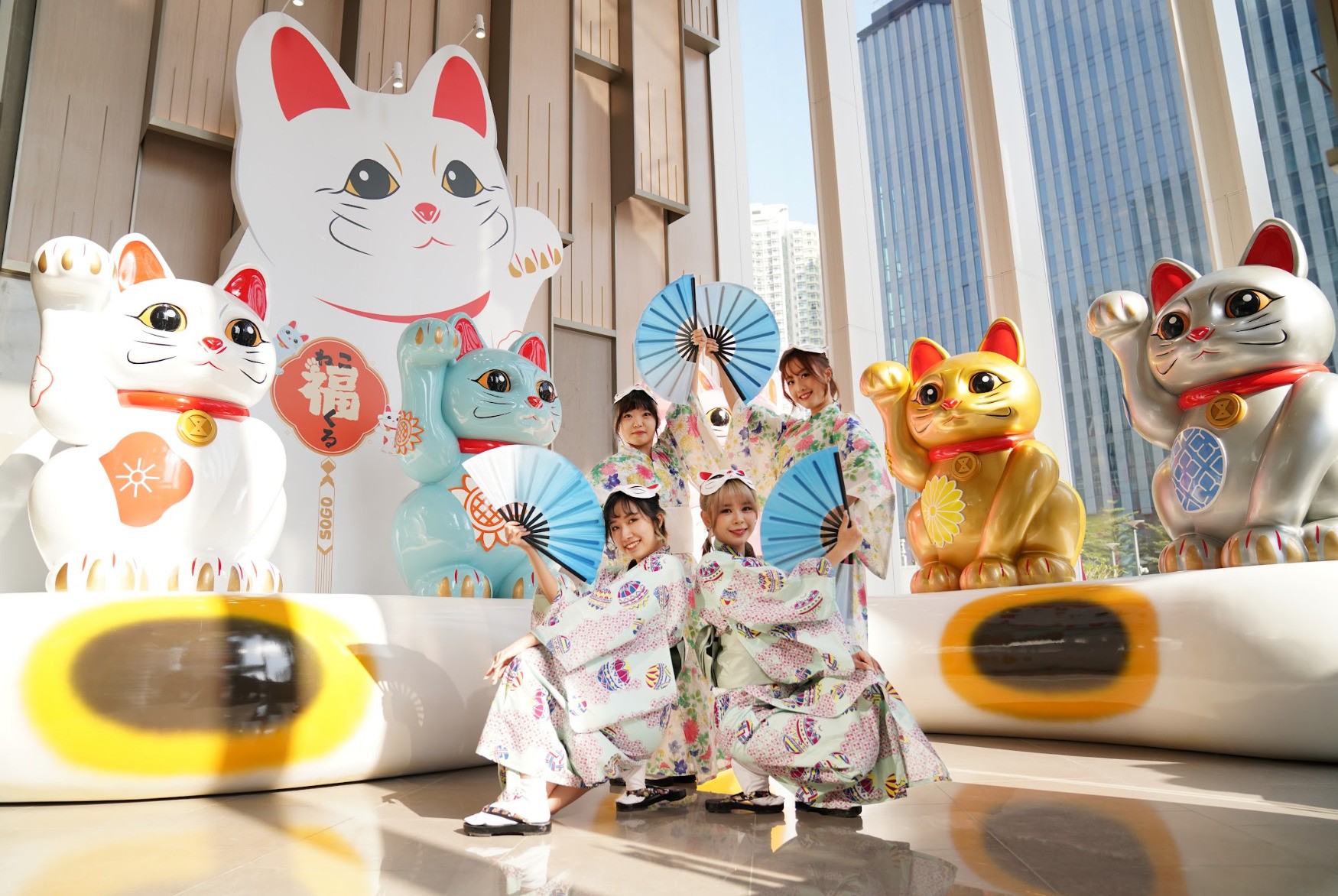 啟德店更設有萌爆的大型守護神招福貓裝置。