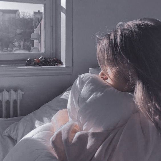 女生如果無法好好休息、經常熬夜、長期的壓力和疲勞會導致內分泌紊亂，影響荷爾蒙平衡。