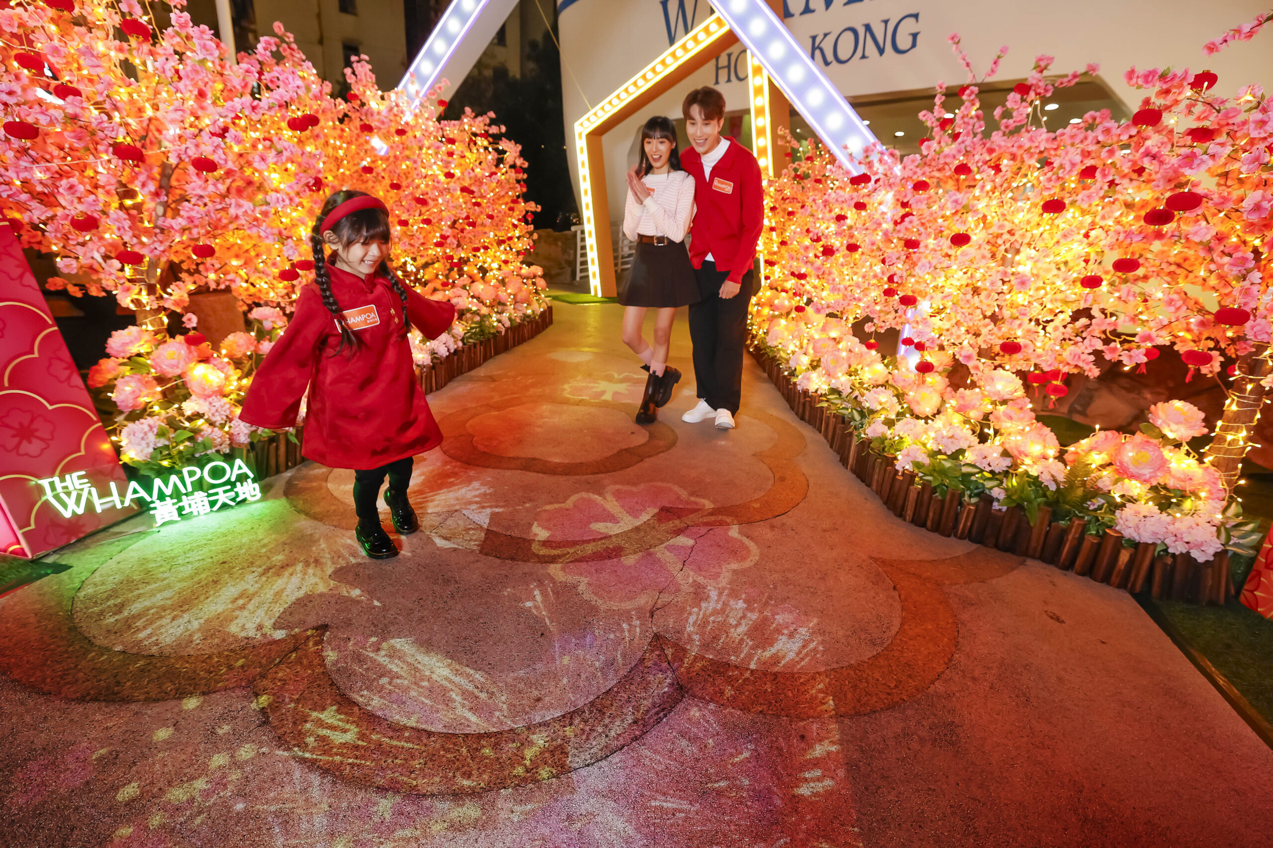 穿梭於地面上繁花的投影，年花隨之綻放，幻化成璀璨的煙花，觀賞與增趣味性兼備。