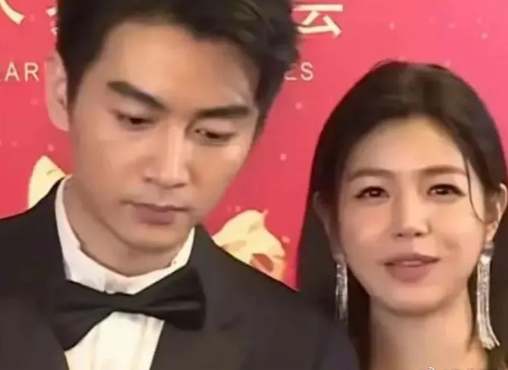 有網民對比陳曉與陳妍希同框的表情。