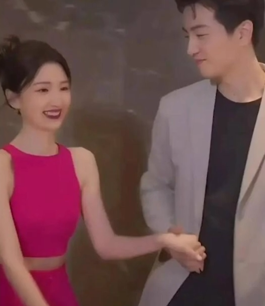 陳曉不僅主動拖著毛曉彤的手，還全程帶著笑容，眼神中充滿了愛意。