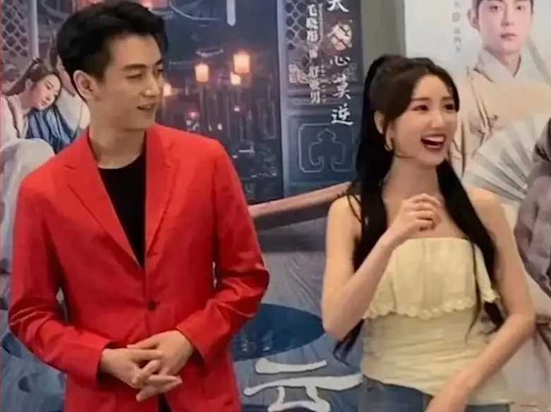 眼神充滿了愛意。