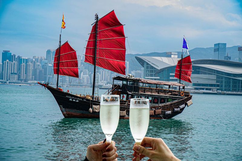 可以邊享用美食變睇海景。