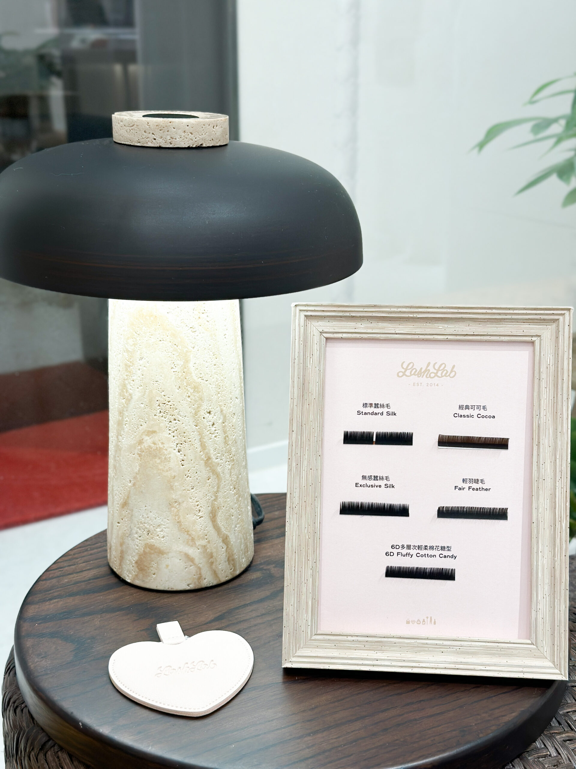 有不同質地的睫毛讓客人選擇。