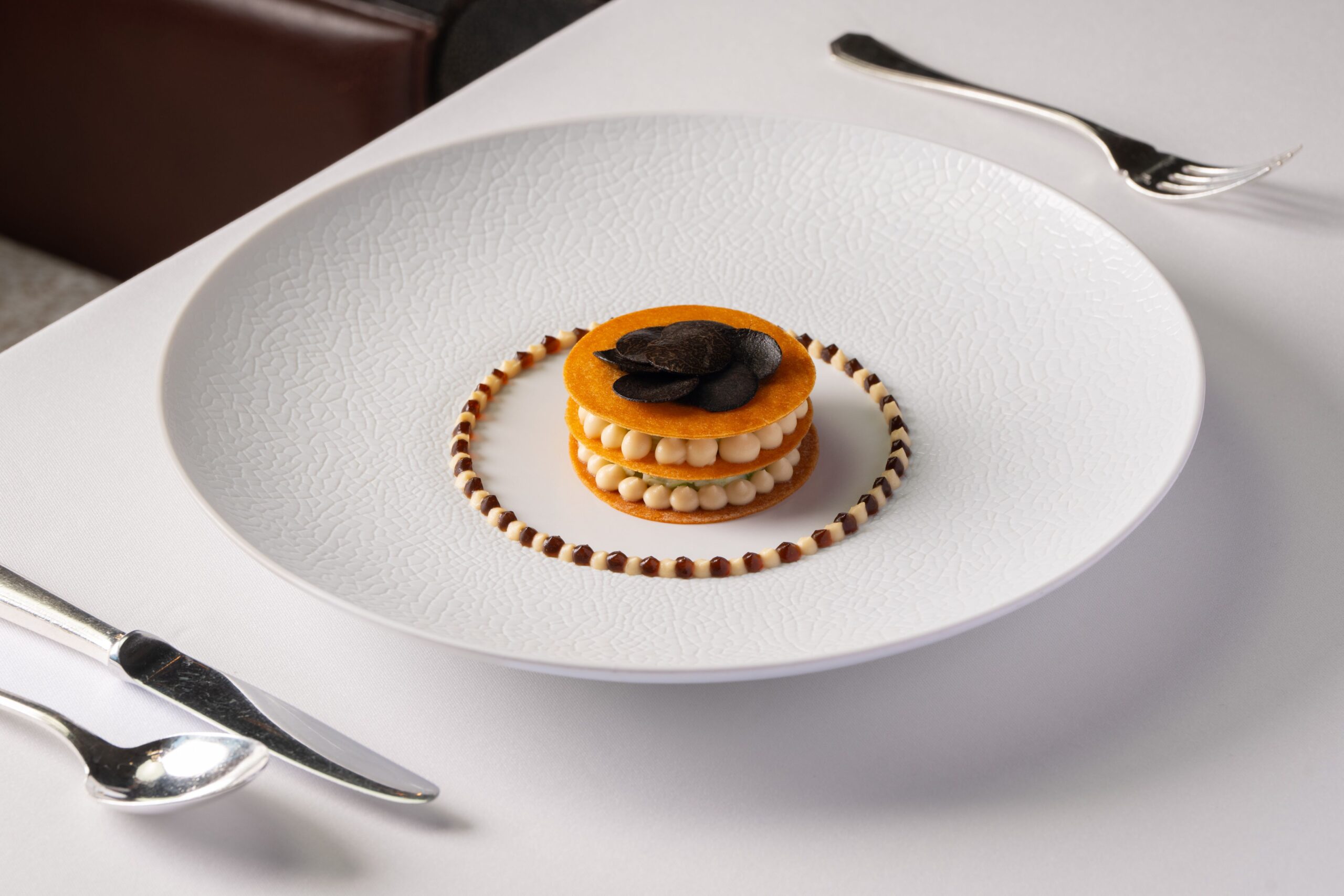 慢煮海螯蝦伴海鮮及馬鞭草忌廉。