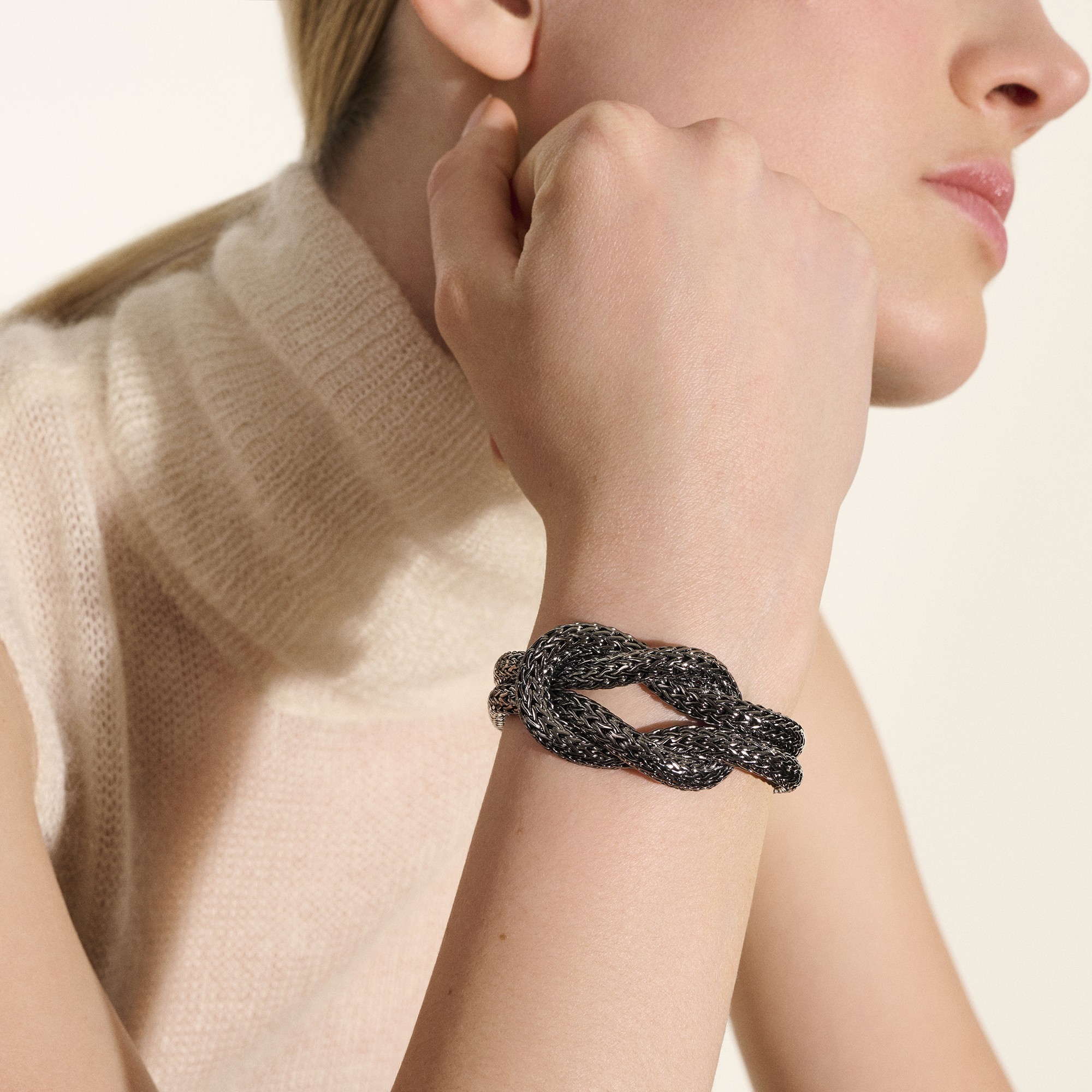 Love Knot系列新作以矚目的雙排手鏈為愛侶獻上最真摯的祝福。