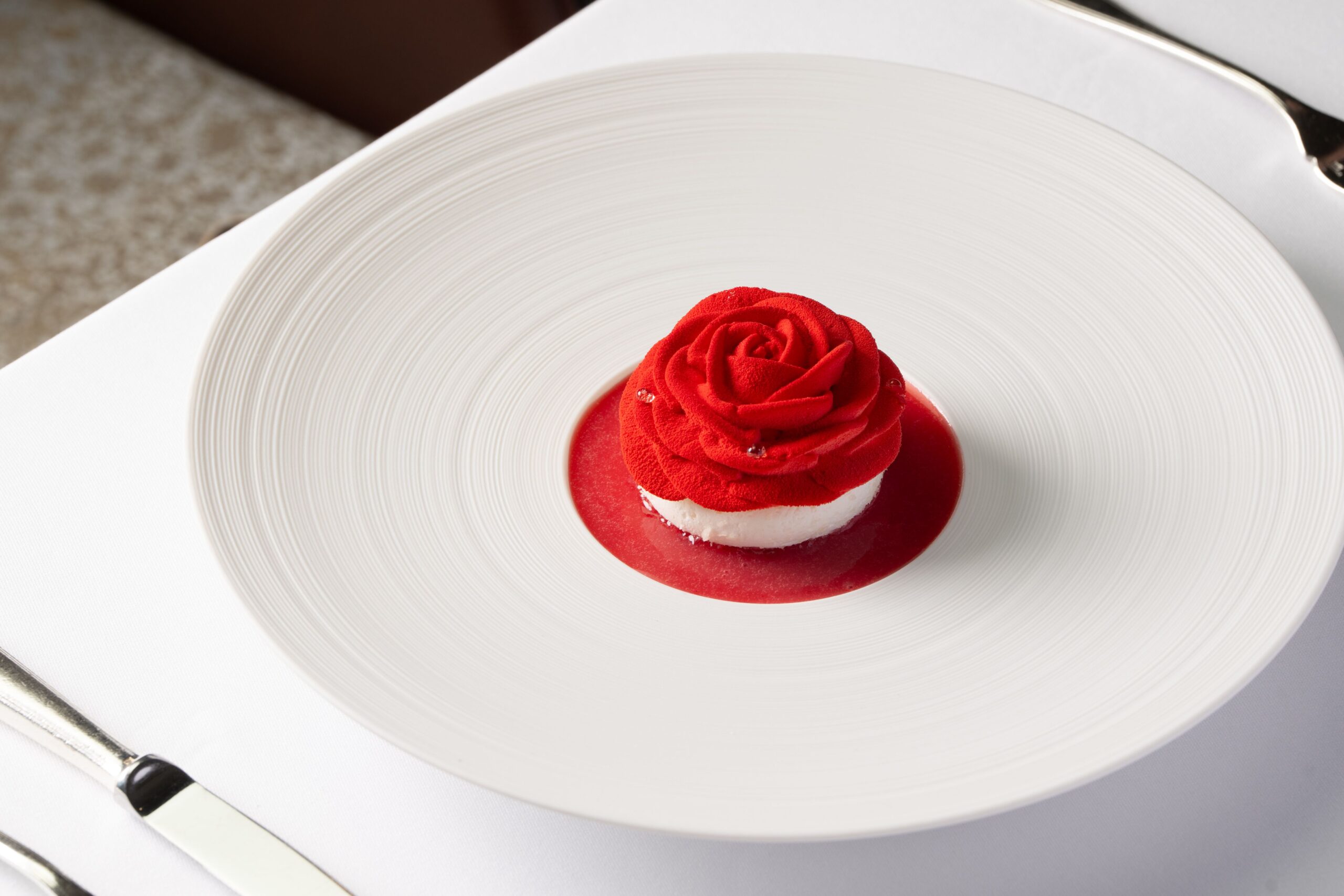 玫瑰花伴椰子忌廉及荔枝蜜餞。