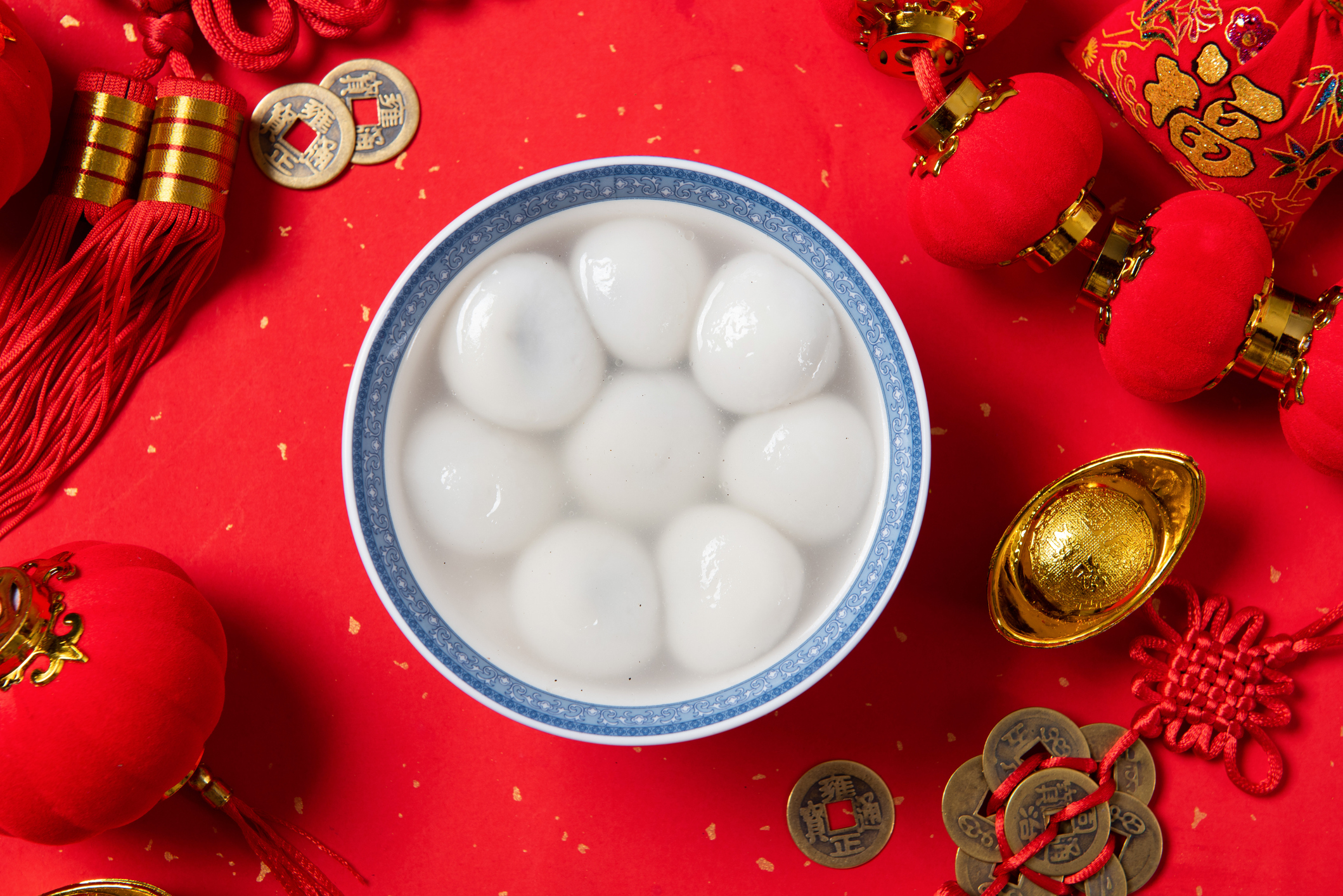 由於「湯圓」與「團圓」諧音，這道小食寓意闔家團聚、和氣滿堂，所以很多人都會在元宵食湯圓。