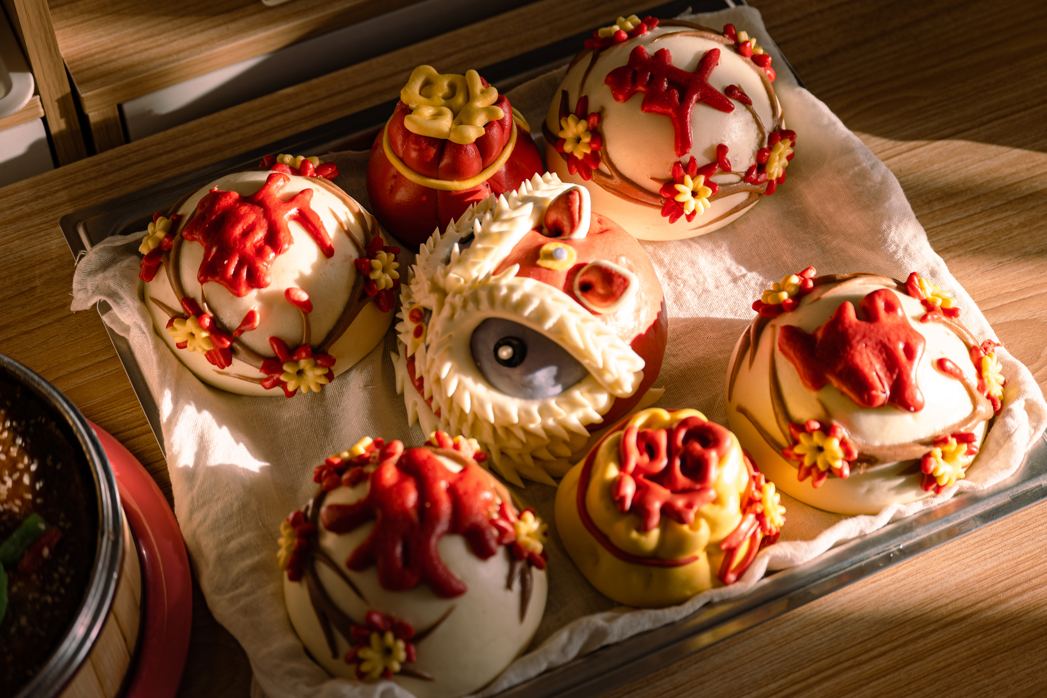 饅頭以發酵麵糰製成，象徵事業蒸蒸日上、家運昌盛；而麥餅則呈圓形，寓意家庭圓滿、幸福長久。