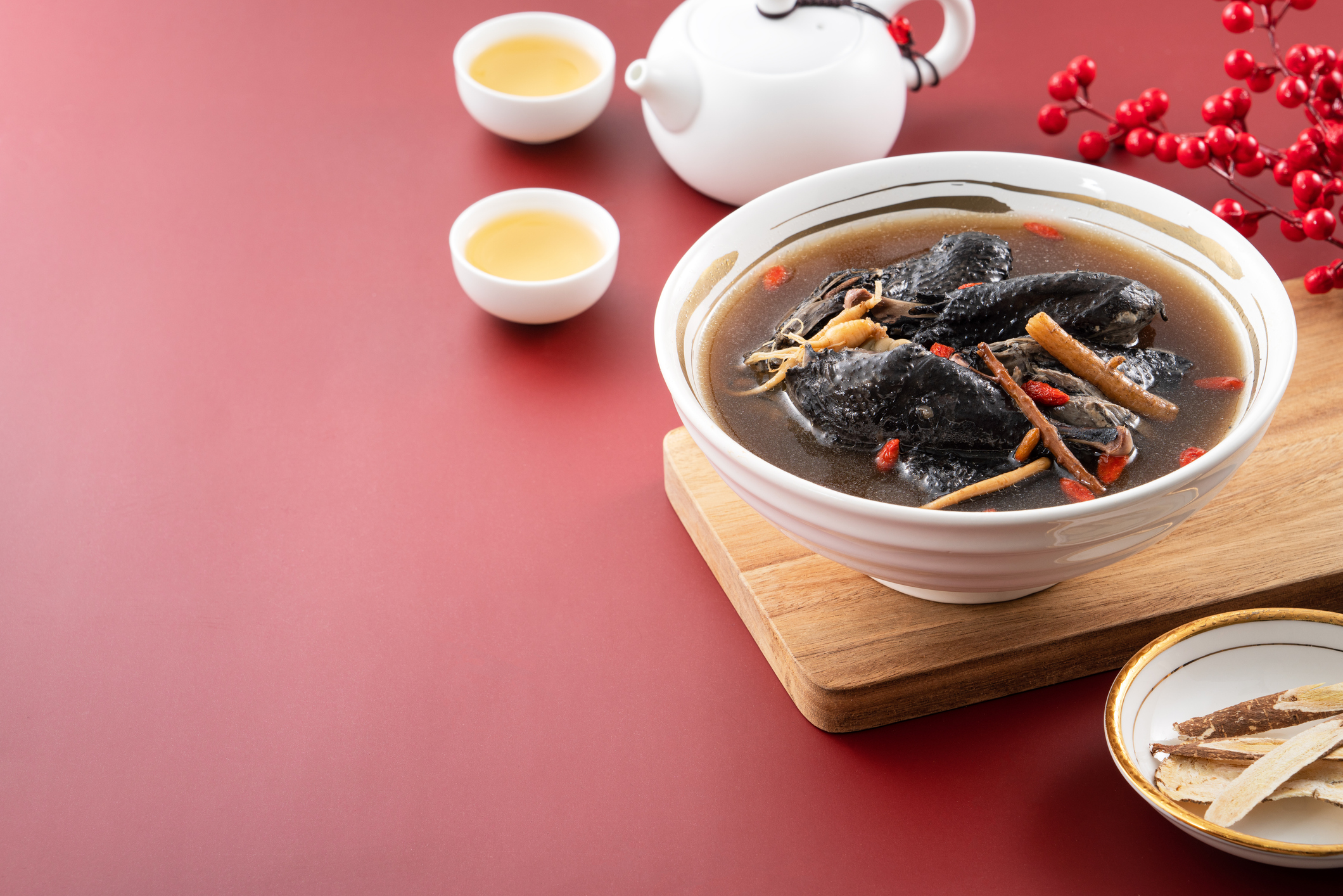 麥冬烏雞湯特別適合氣血不足、喉嚨乾澀、體質虛弱的人飲用。
