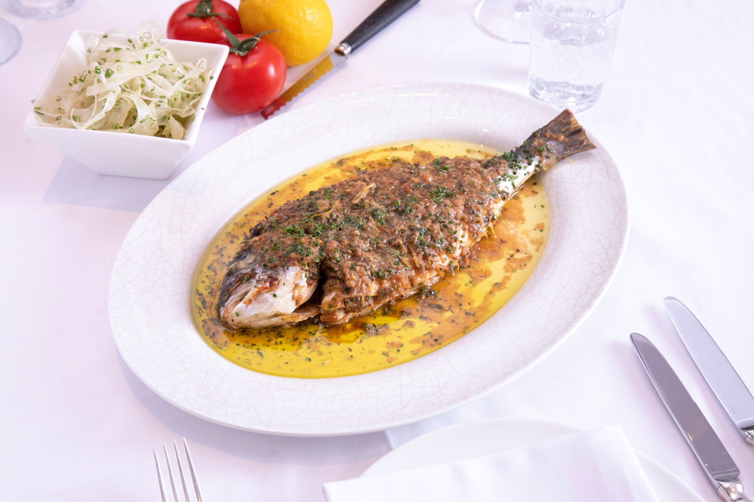 普羅旺斯香草檸檬烤烤原條海鱸魚。