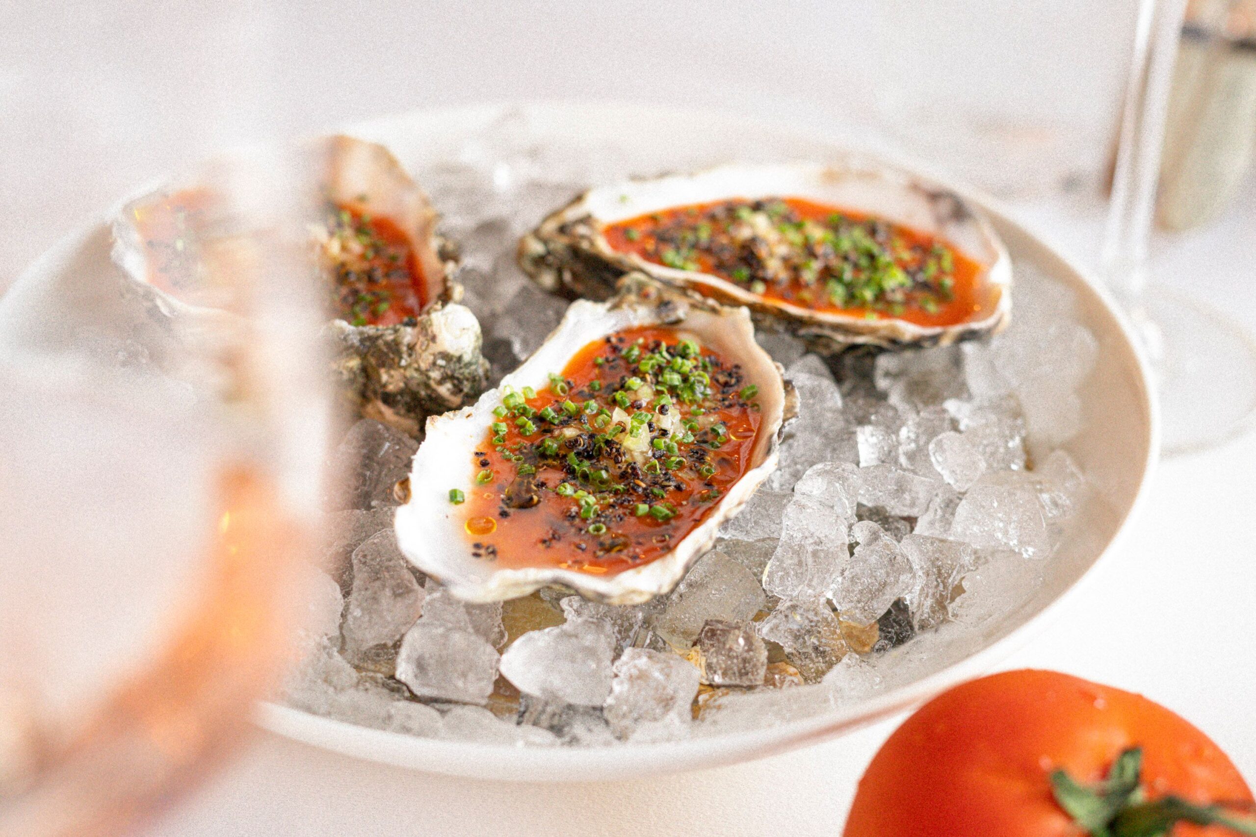 自家製煙燻辣椒醬生蠔配藜麥脆片。