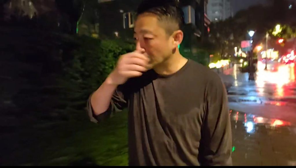 汪小菲被傳媒拍到他獨自淋雨30分鐘。