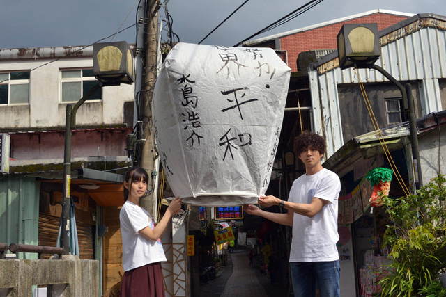 放天燈許願，願望飛上天，元宵節快樂！