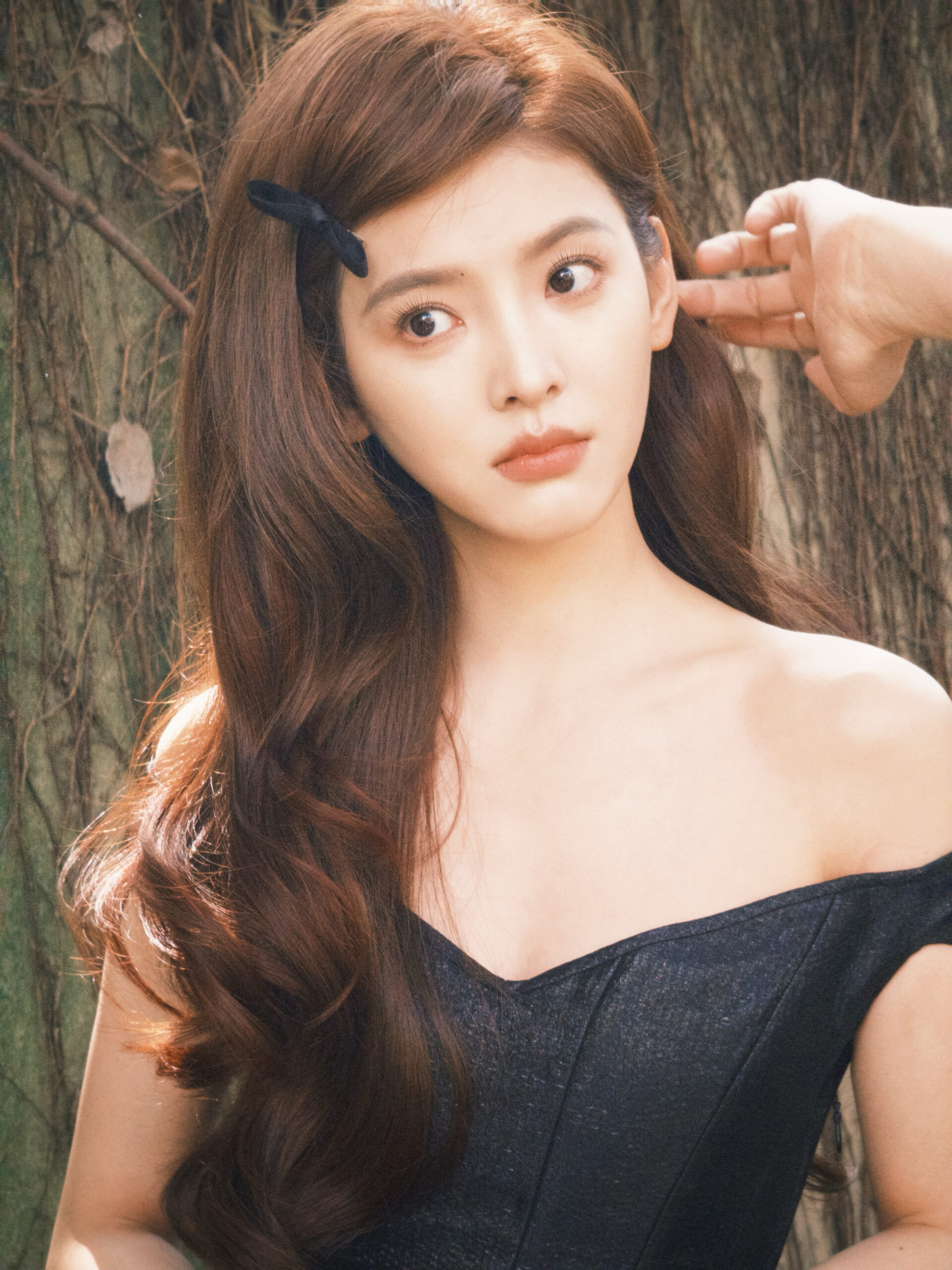 建議用「按壓」手法，將眼影均勻壓在眼皮上，再用乾淨的刷子暈染邊緣