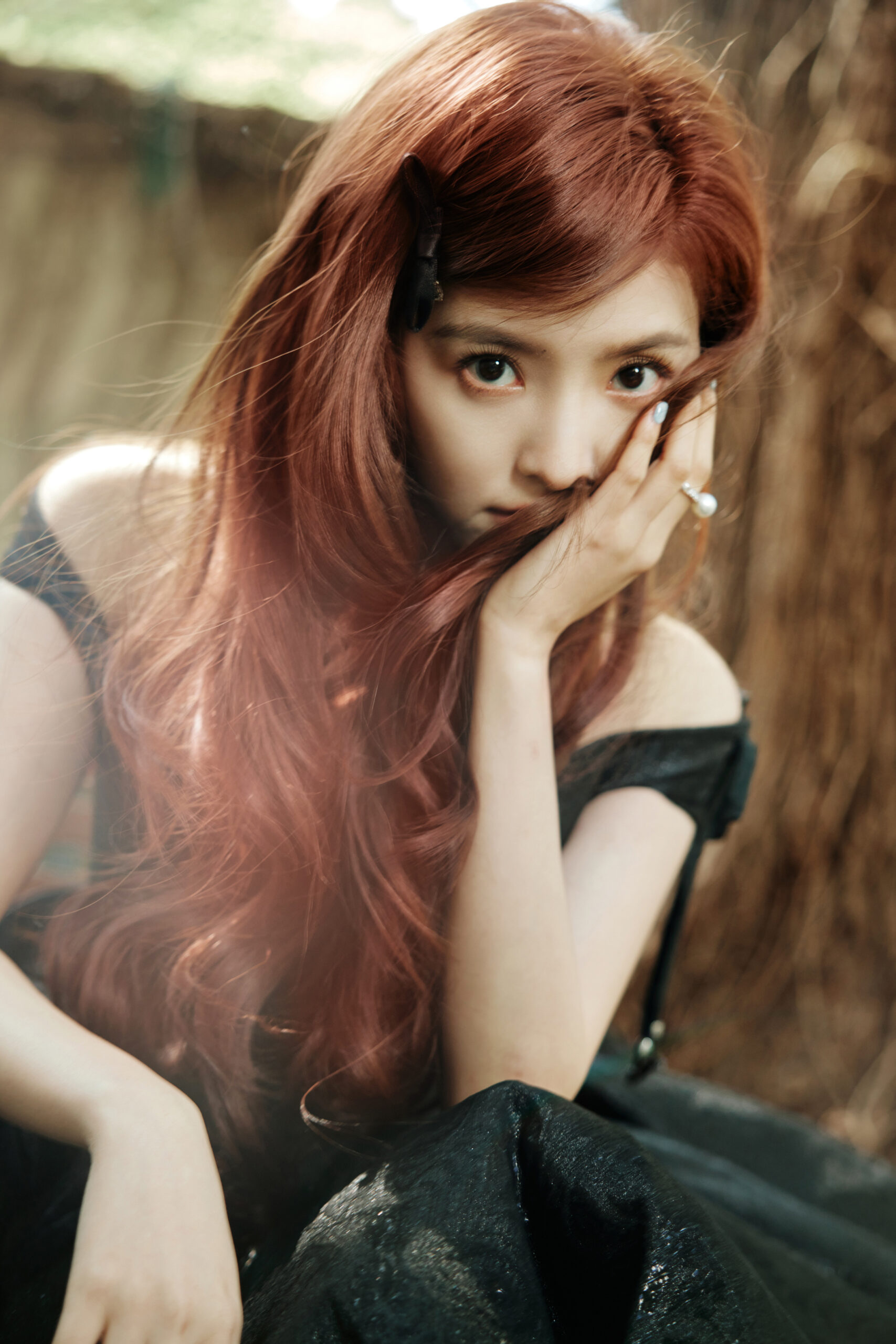 如果用刷子來回塗抹，眼影的飽和度會下降，還可能因為眼皮褶皺而顯得不均勻