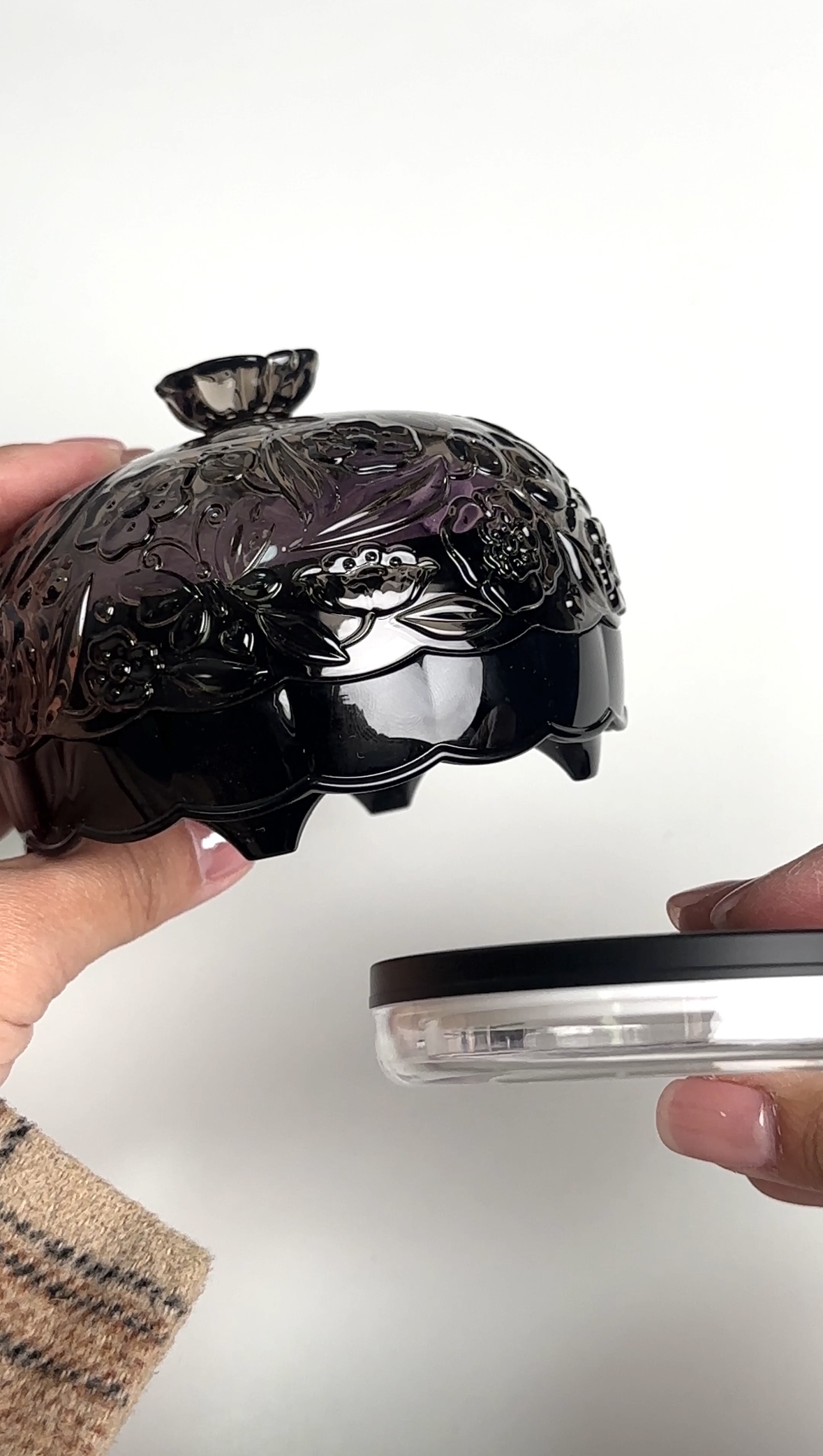 相對於平時用的碎粉盒，它的外型較小。