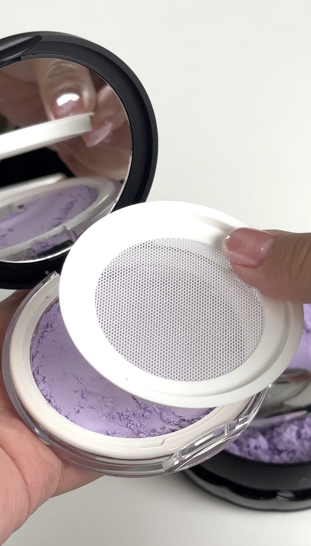 把碎粉倒入盒後，再蓋上表面的網便可。