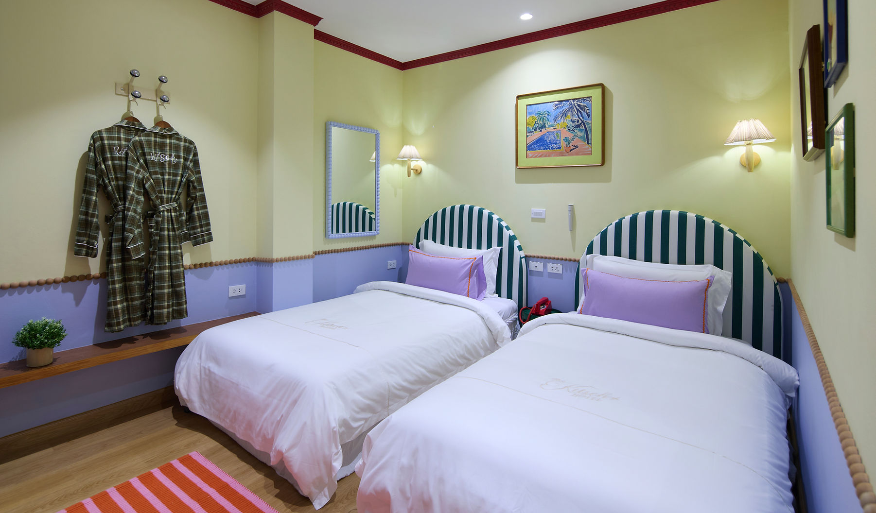 「Fusion Pop」房型充滿活力，床頭板是條紋設計，混搭了各種顏色，看起來和諧又有趣