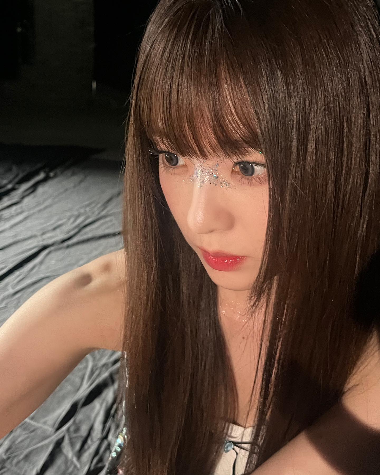 她的唇妝通常用蜜桃色或桃粉色唇蜜,塗上去水亮亮的