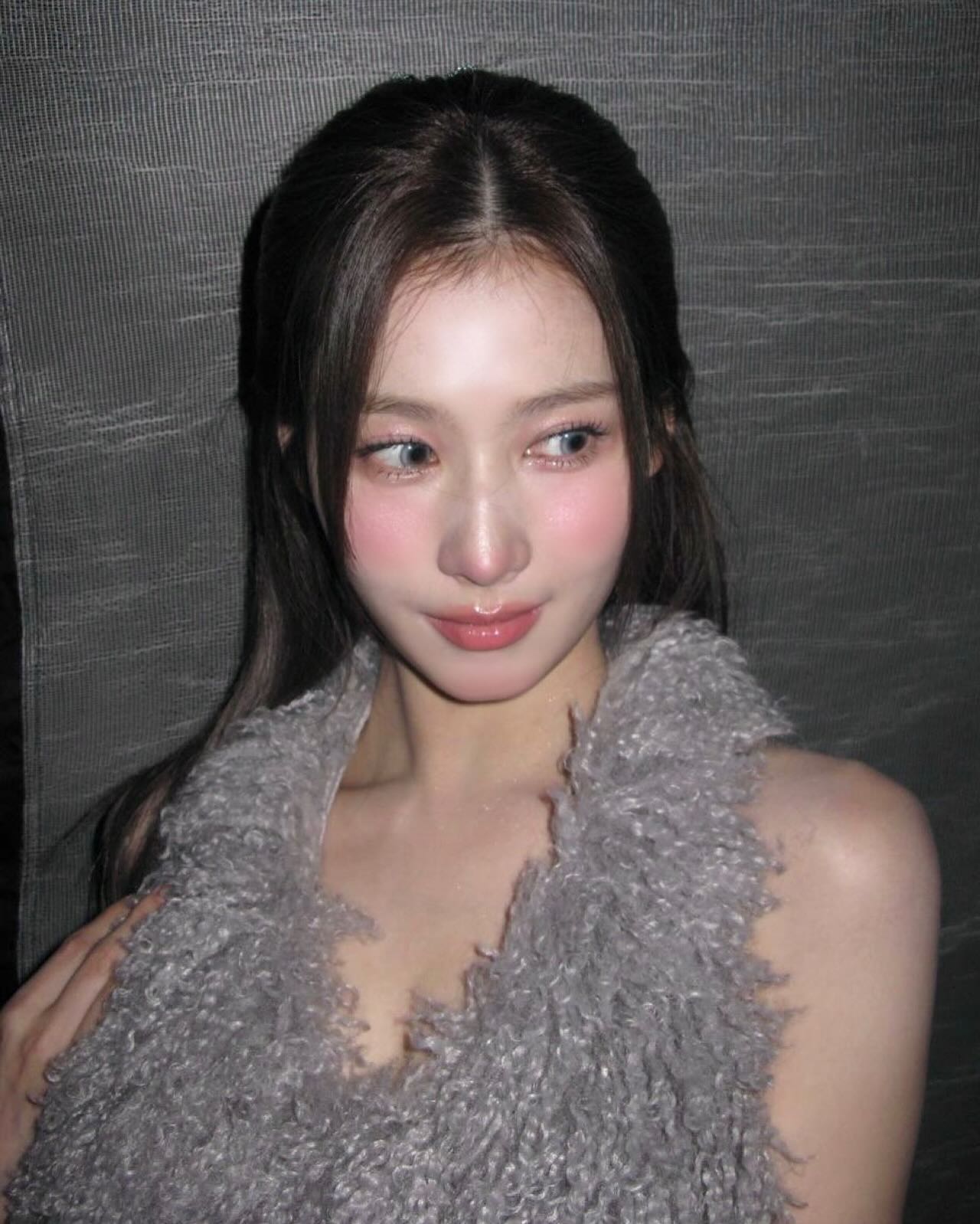 Sana的日常妝容甜美又有活力,完全是「水光搭輕霧」的完美演繹