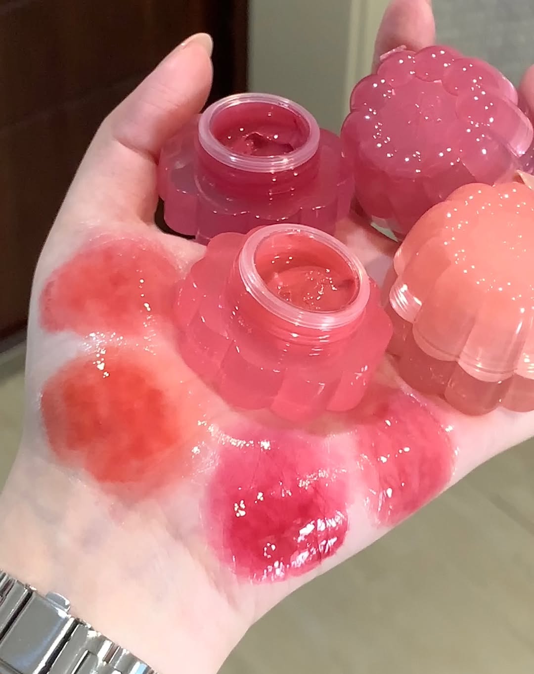 這款唇蜜罐有果凍般的軟滑質感,塗上去唇色水嫩嫩