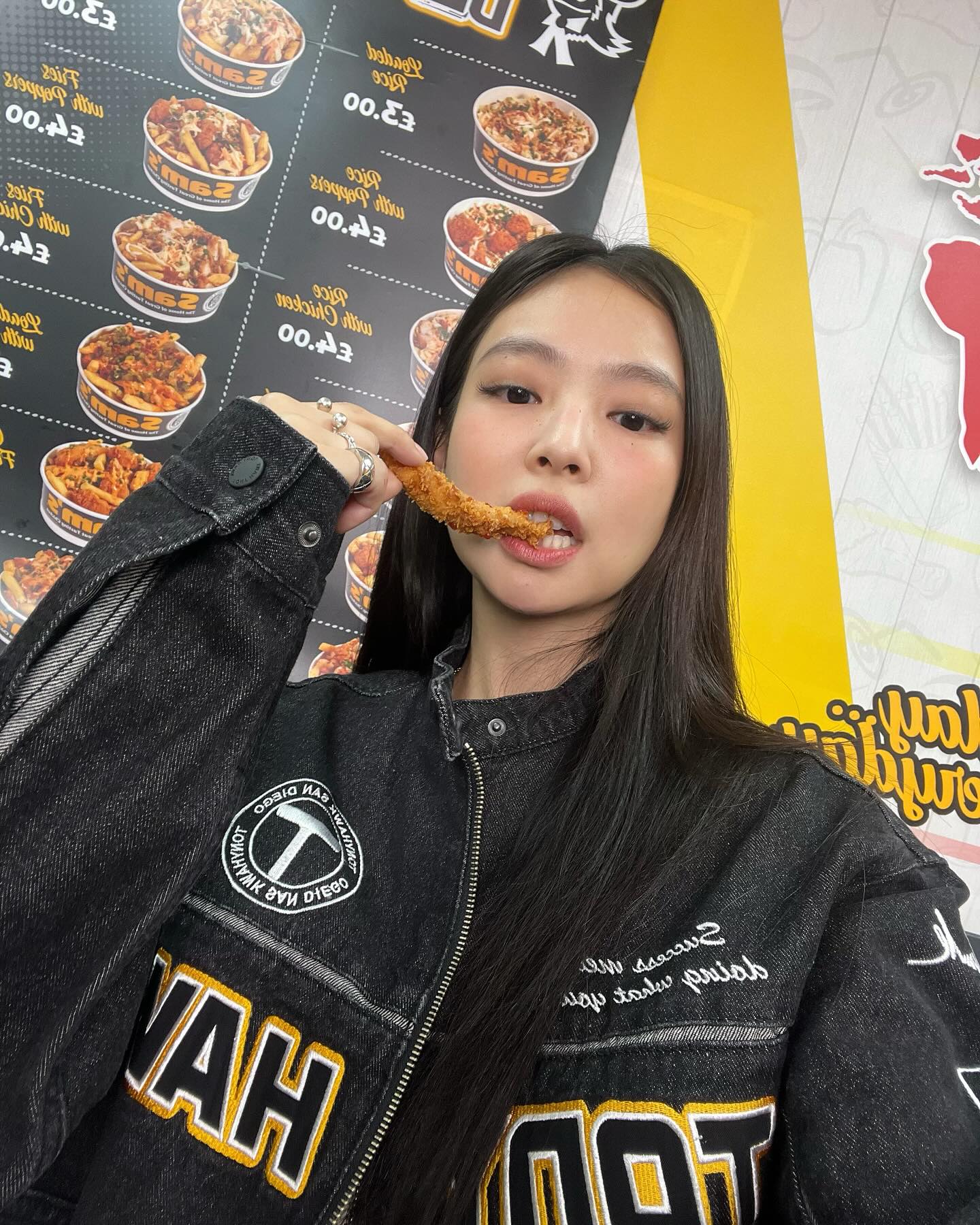 胭脂就用霧面豆沙色,輕輕暈開在顴骨位置,帶出健康氣色之餘也有修飾臉型的效果