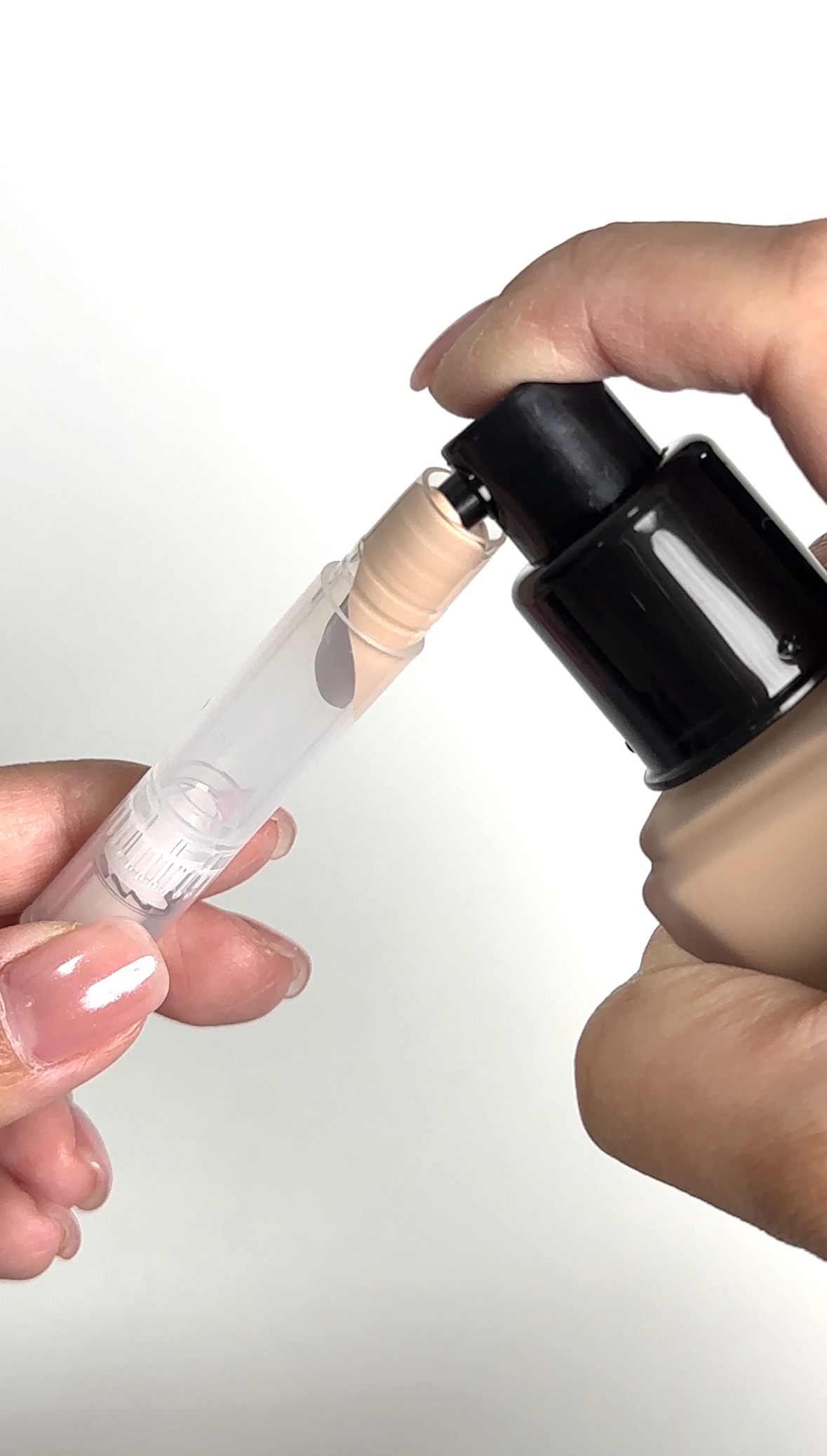  把平時用的粉底液唧入樽內。