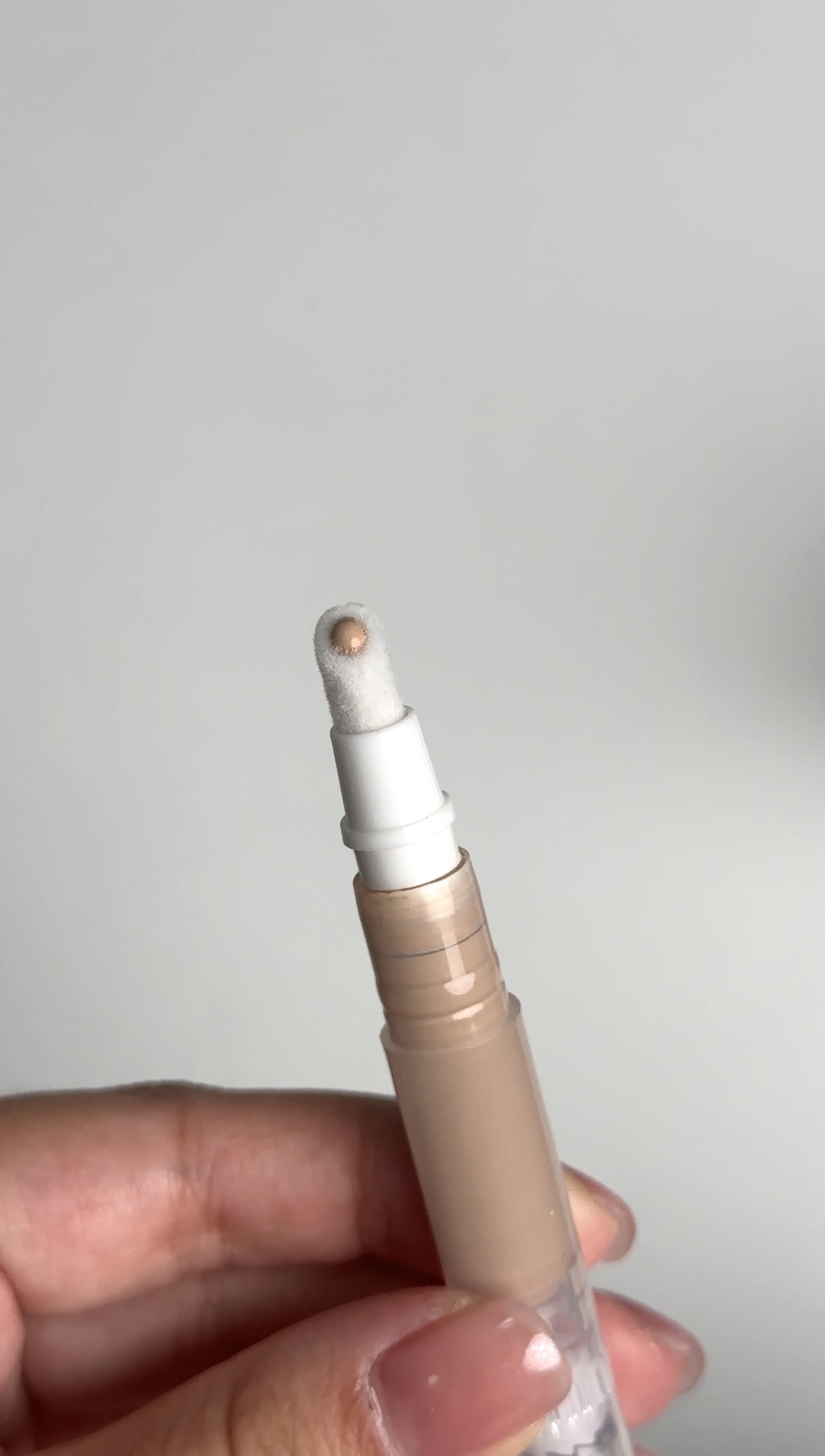  擦頭柔軟，在底部輕輕一扭就可以扭岀粉底液補妝。