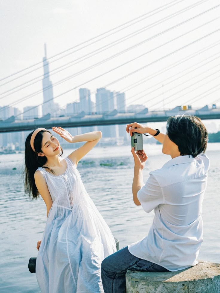 這種關係看似有些曖昧,但又不至於像普通的曖昧那樣讓人陷入期待和情緒的拉鋸。