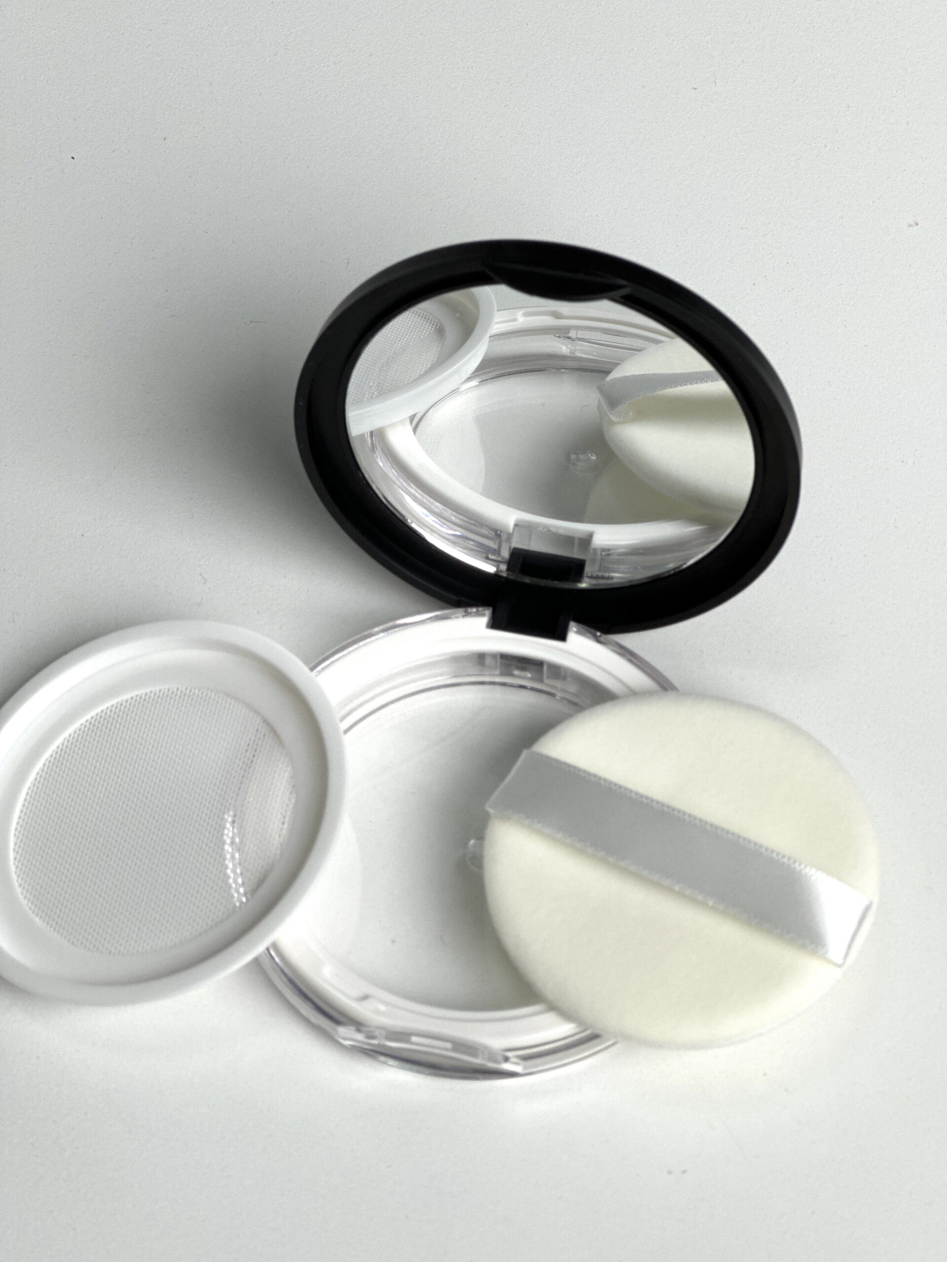 盒內分別有網狀、 外殼和粉樸。