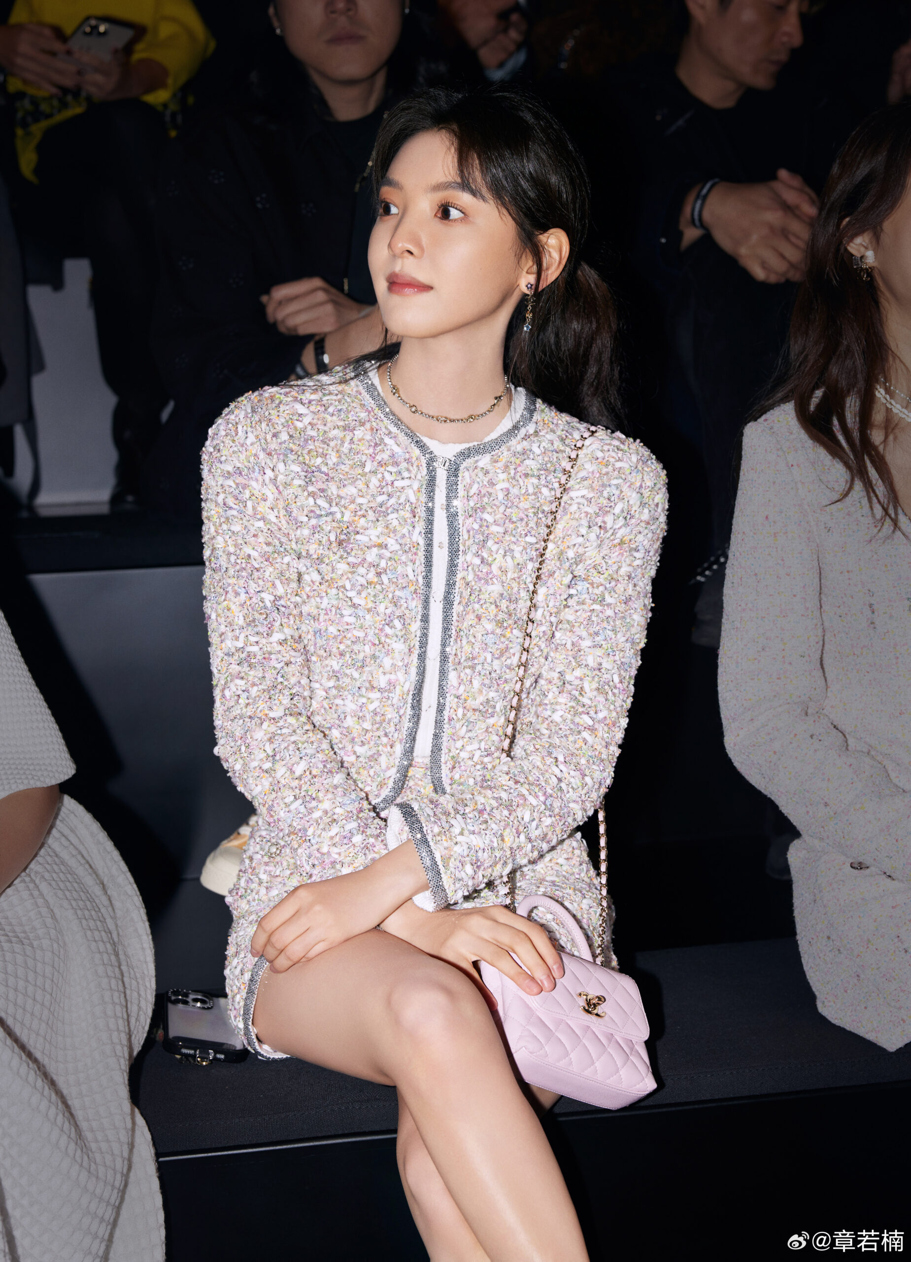 章若楠的眼妝控制在眼摺上方和眼尾小範圍內，