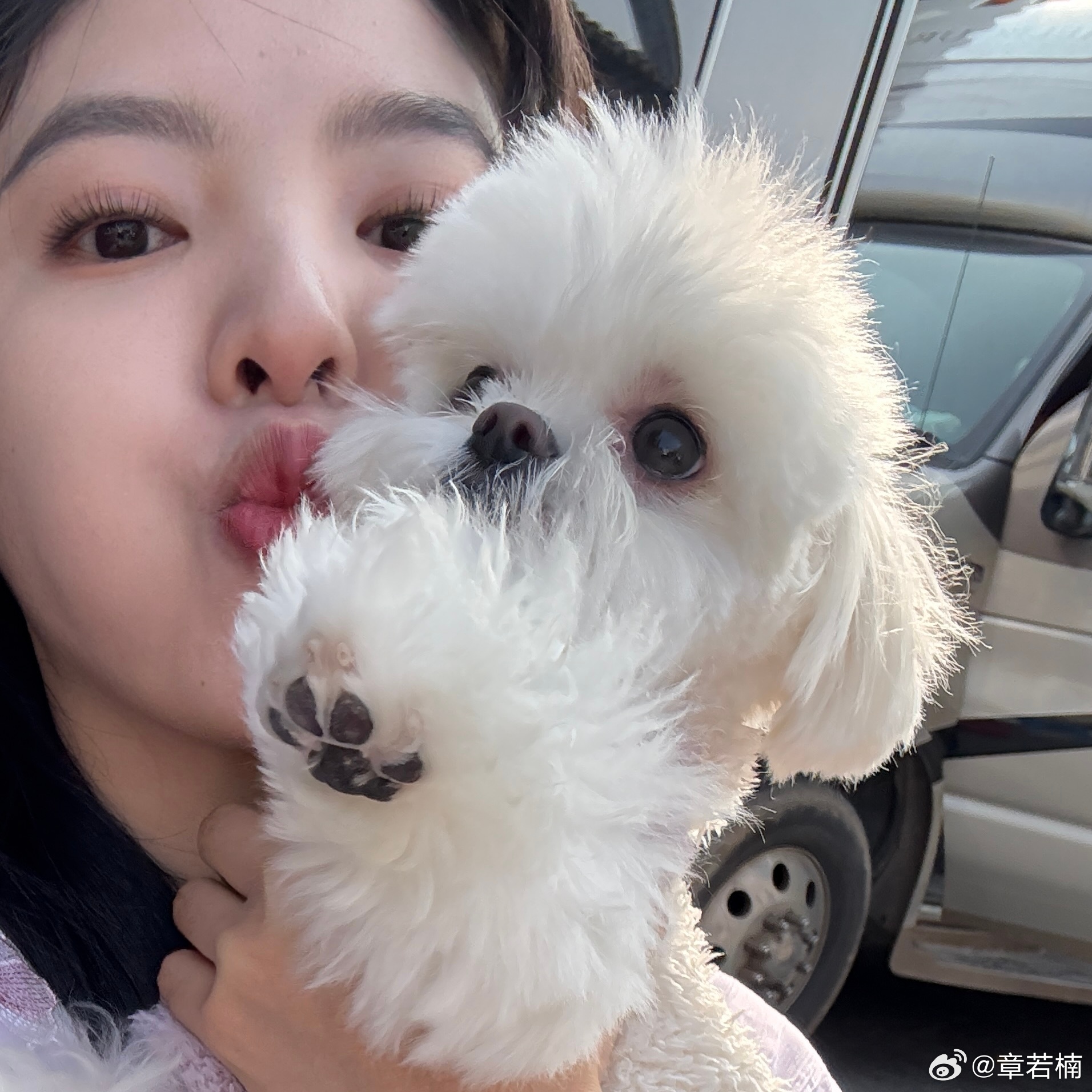 章若楠的眼妝之所以看起來清透，秘訣就在於她避免了眼皮色差造成的「髒感」ㄒ