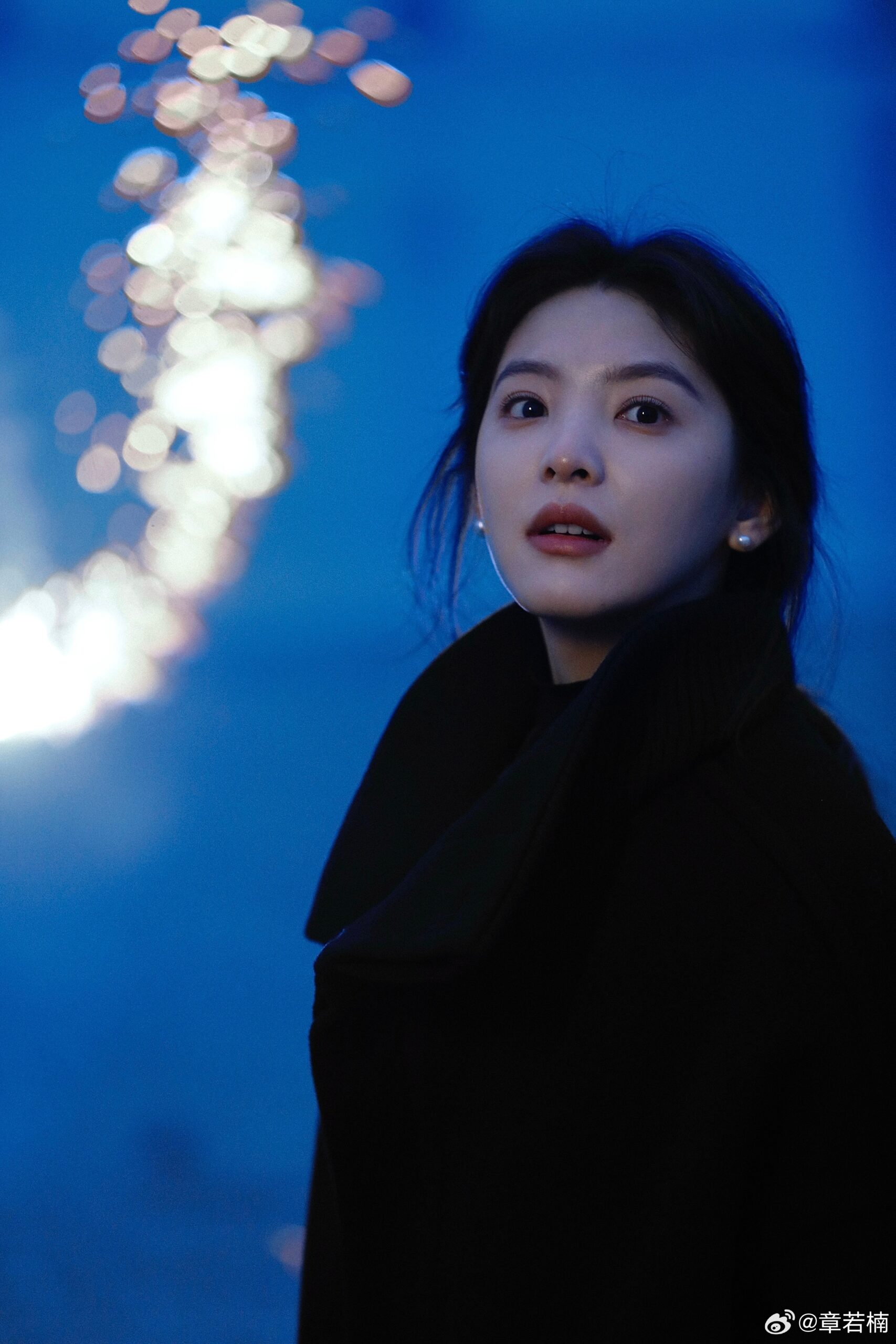 著重面部折疊度，運用光影打造自然輕透感