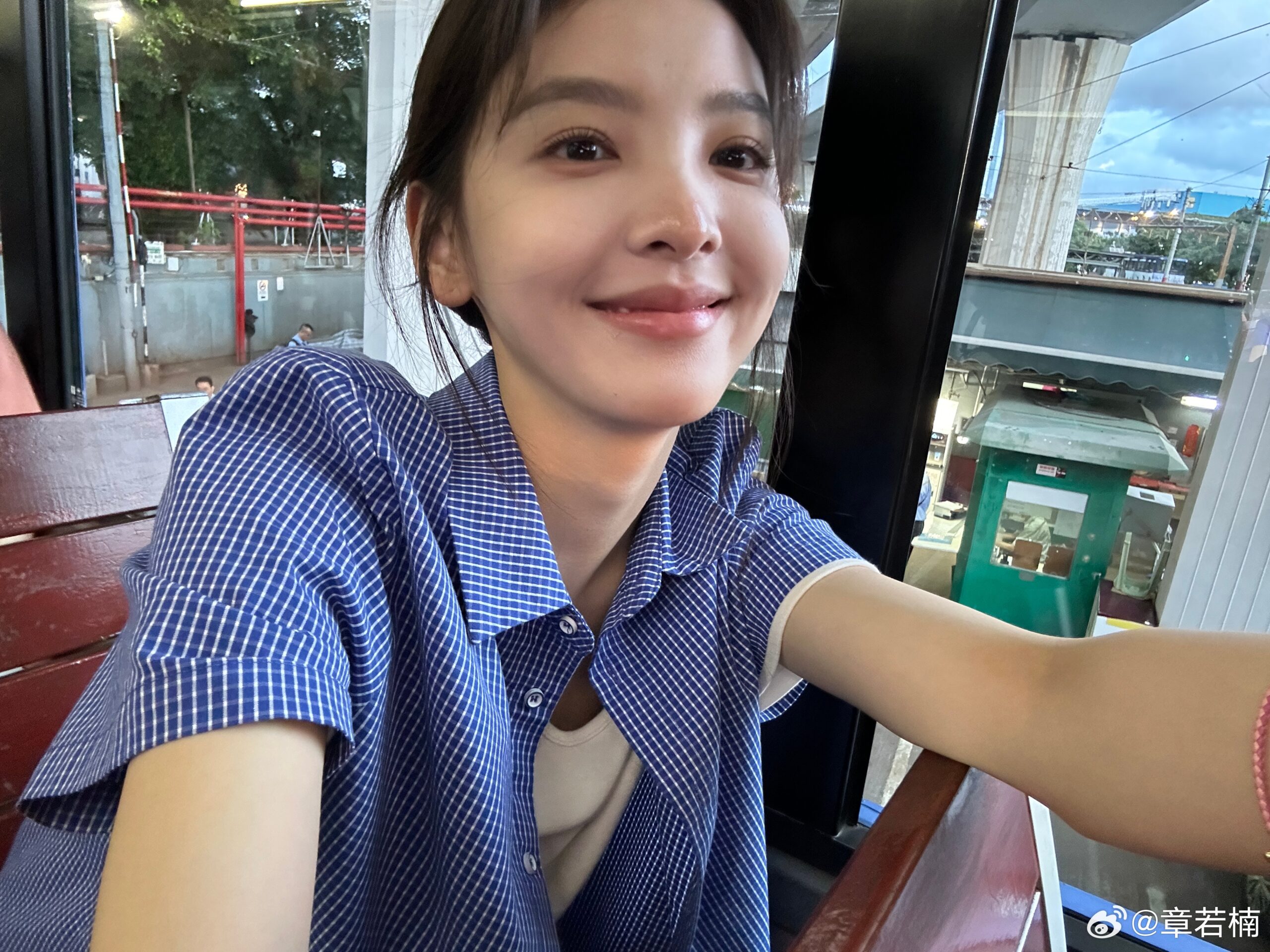 單色眼影搭配適度暈染，就能塑造自然層次