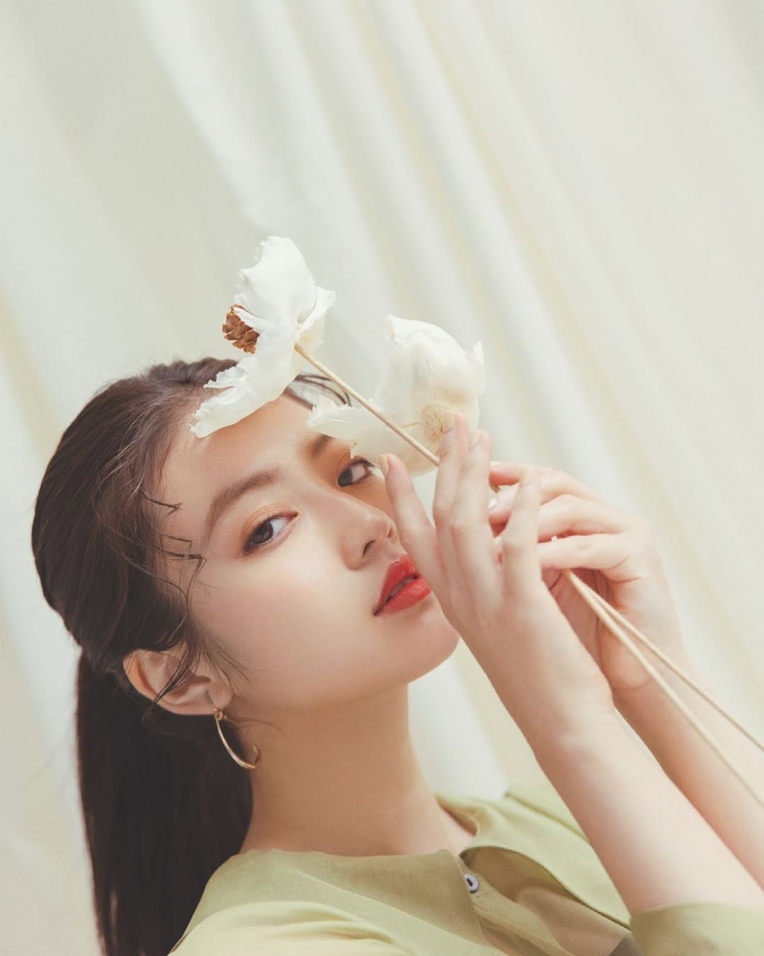 日本彩妝界掀起一股新潮流，女性日常妝容從「乾淨裸妝」趨向更大膽的用色。