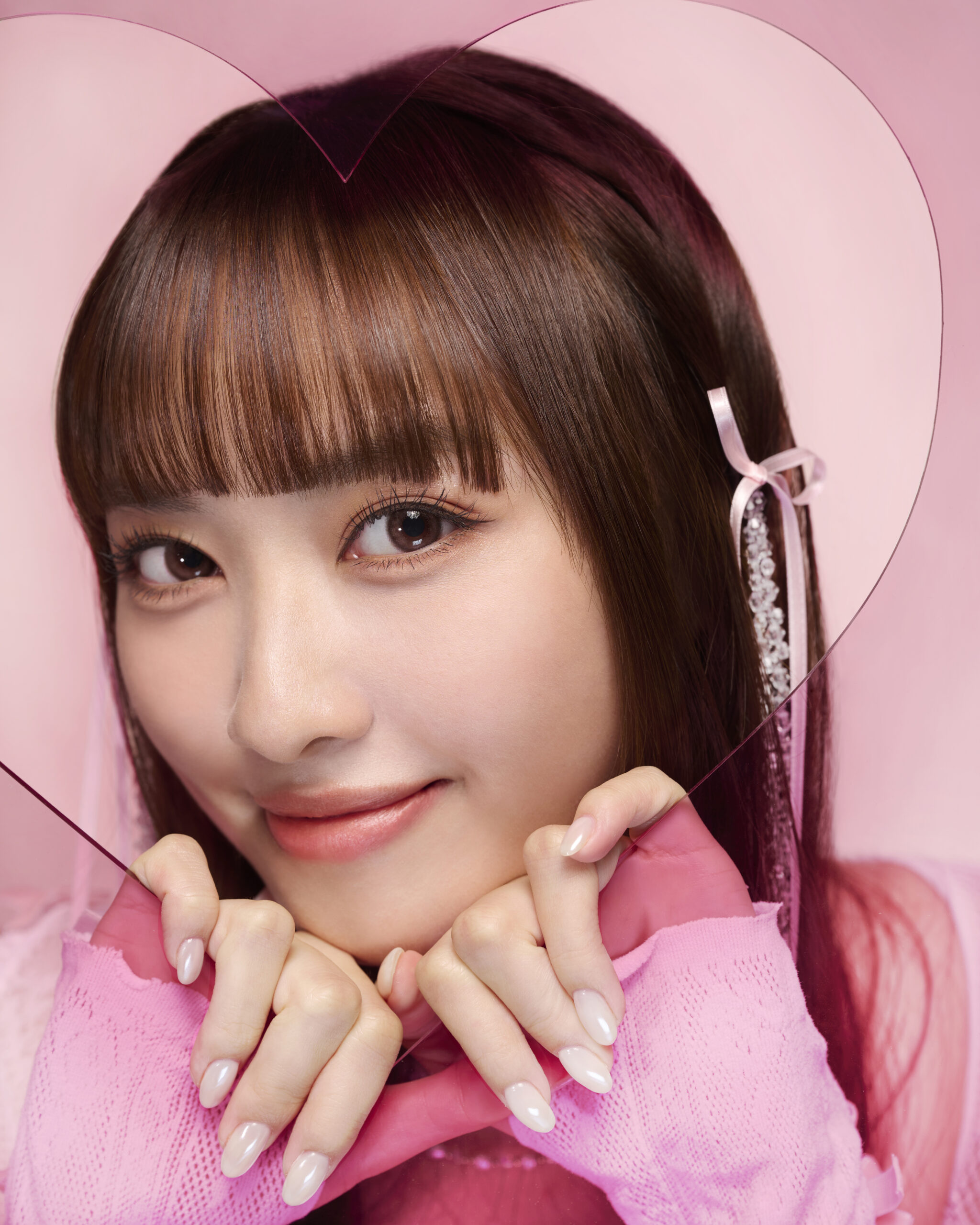 以全新眼影、眼線液發眉筆等，化出微甜溫柔的柔和粉橘蜜桃妝。