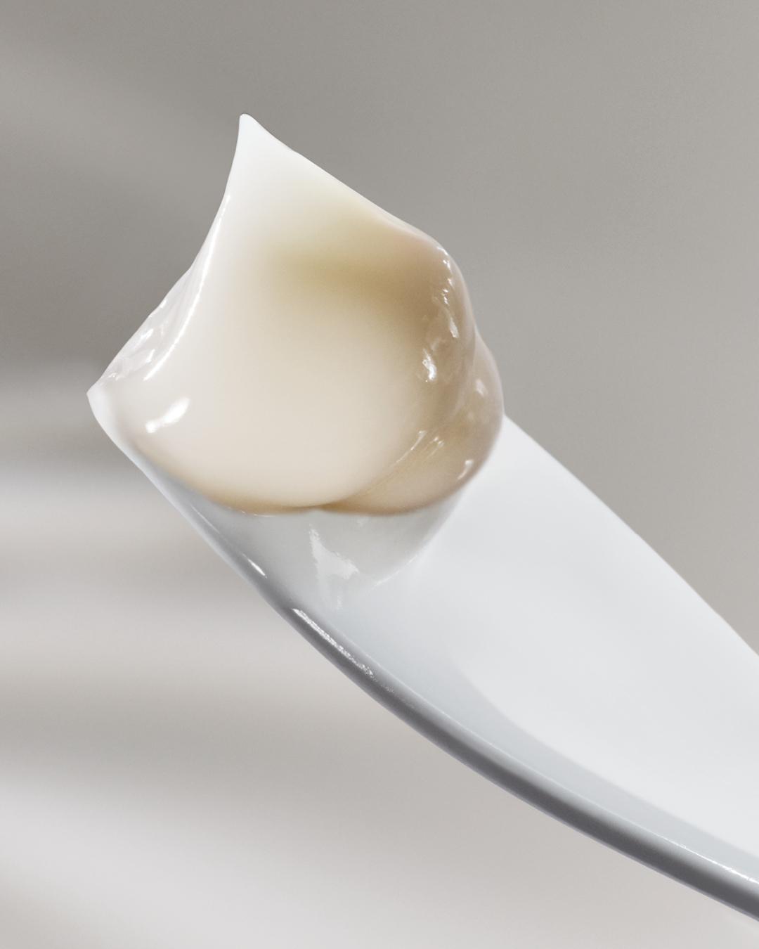 Fresh Cream 如羽毛般輕盈清爽 幫助平衡肌膚皮脂。