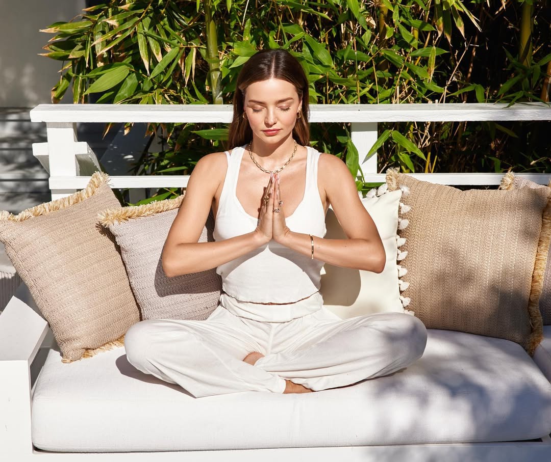 Miranda kerr每天早上都會做瑜伽。